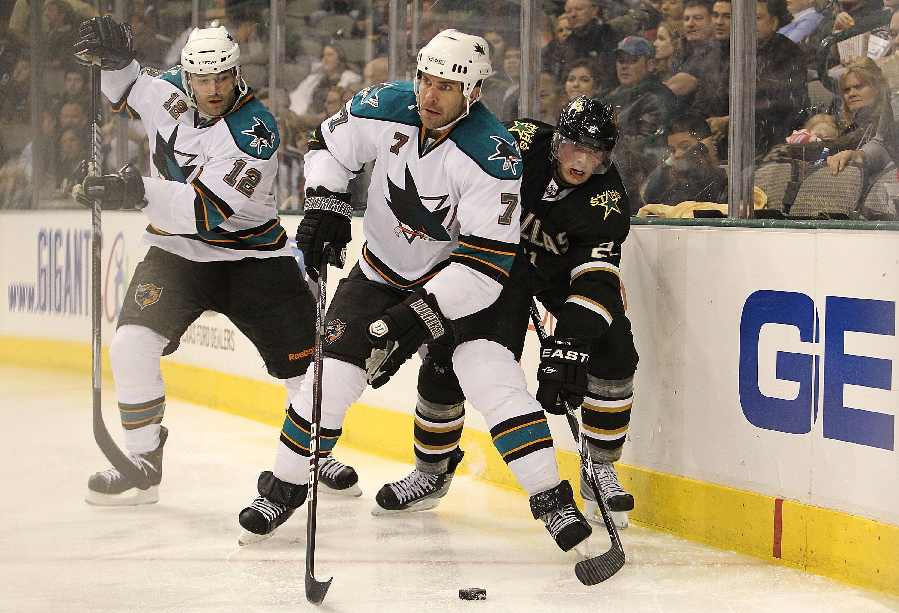 DALLAS - MARCH 16:  Niclas Wallin #7 of the San Jose Sharks skates the puck against Loui Eriksson #21 of the Dallas Stars at American Airlines Center on March 16, 2010 in Dallas, Texas.  (Photo by Ronald Martinez/Getty Images)