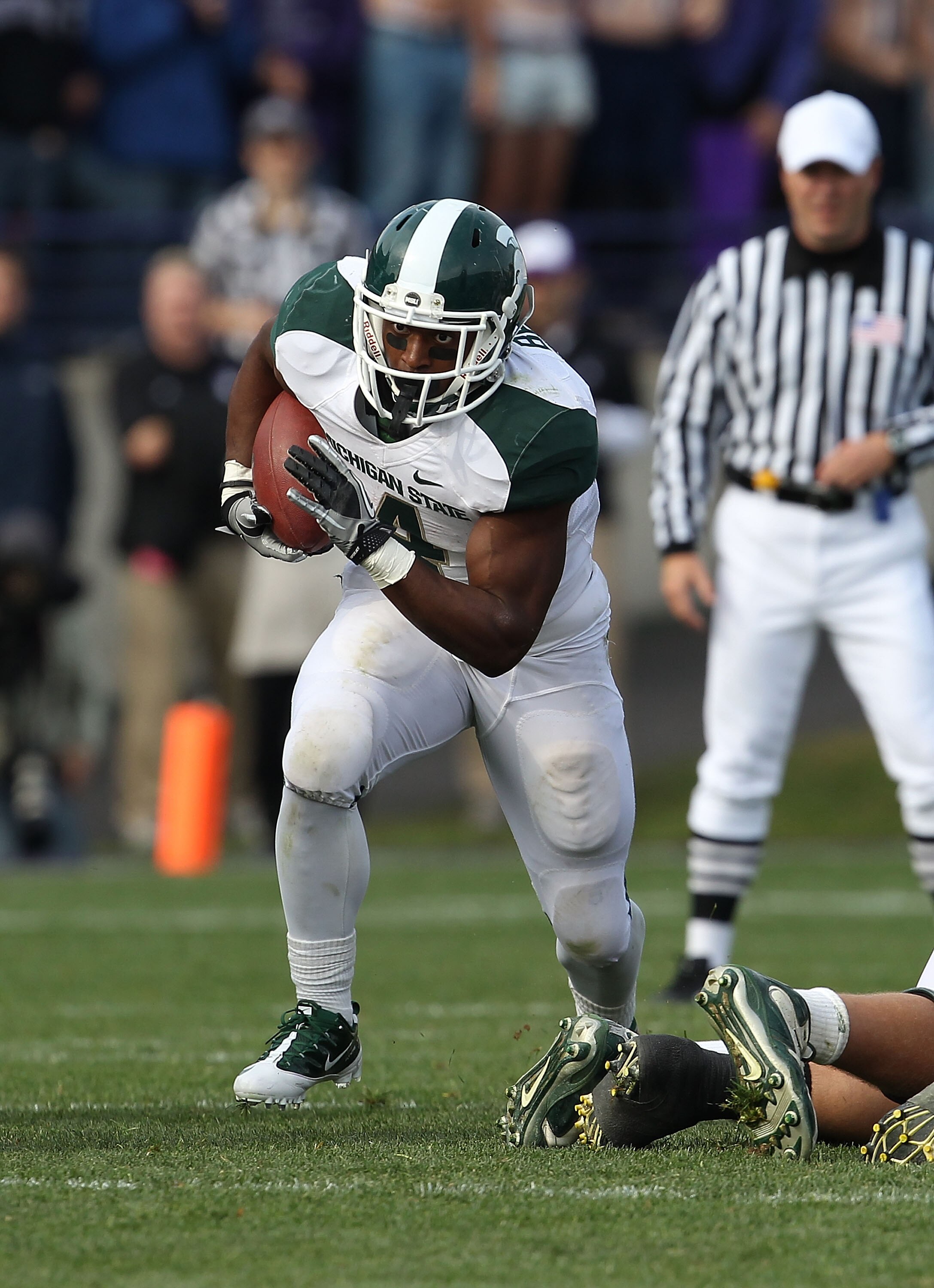 EVANSTON, IL - OCTOBER 23: Edwin Baker #4 of the Michigan State Spartans runs against the Northwestern Wildcats at Ryan Field on October 23, 2010 in Evanston, Illinois. Michigan State defeated Northwestern 35-27. (Photo by Jonathan Daniel/Getty Images)