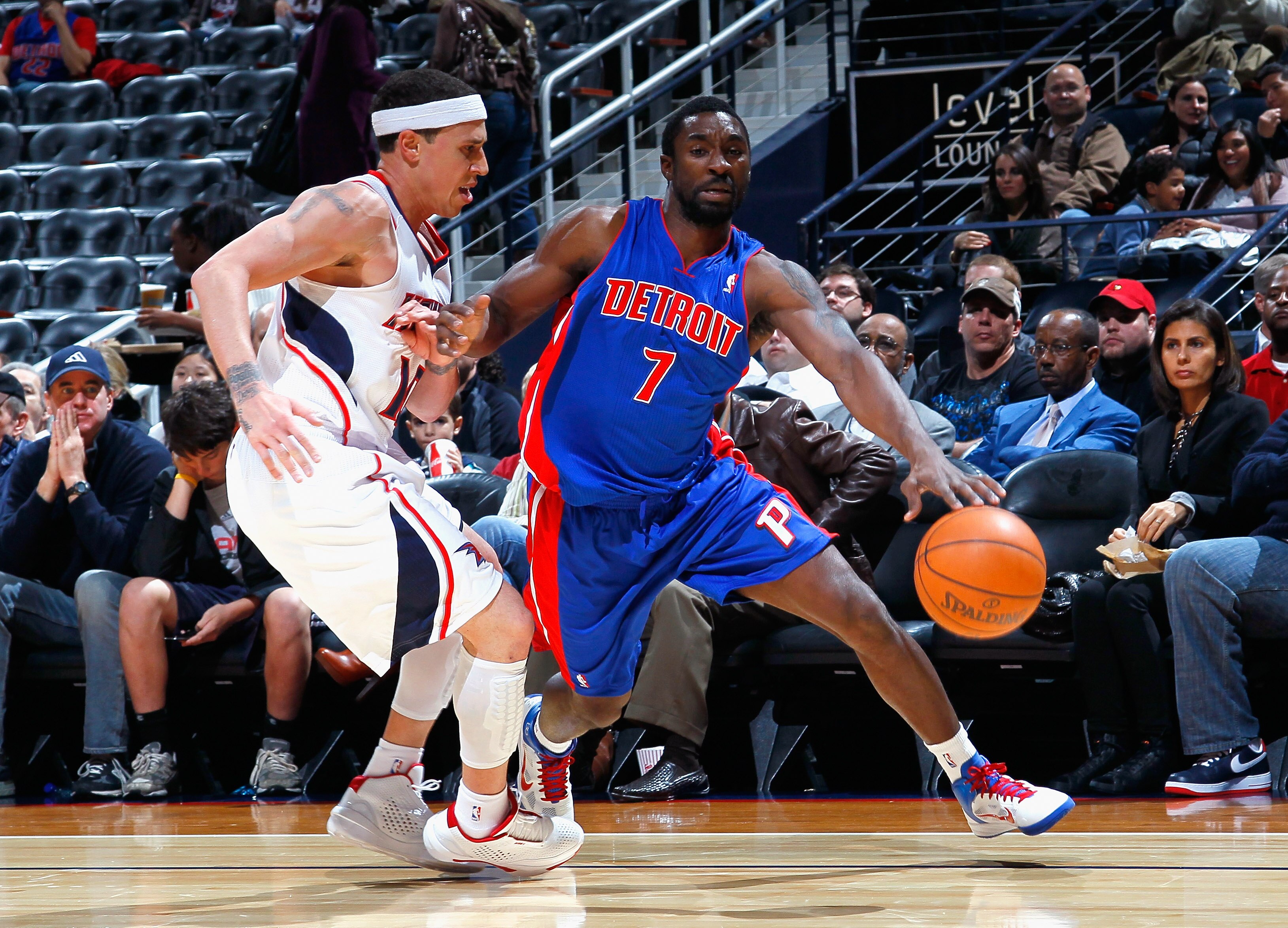 ATLANTA - NOVEMBER 03:  Ben Gordon #7 of the Detroit Pistons drives around Mike Bibby #10 of the Atlanta Hawks at Philips Arena on November 3, 2010 in Atlanta, Georgia.  NOTE TO USER: User expressly acknowledges and agrees that, by downloading and/or usin