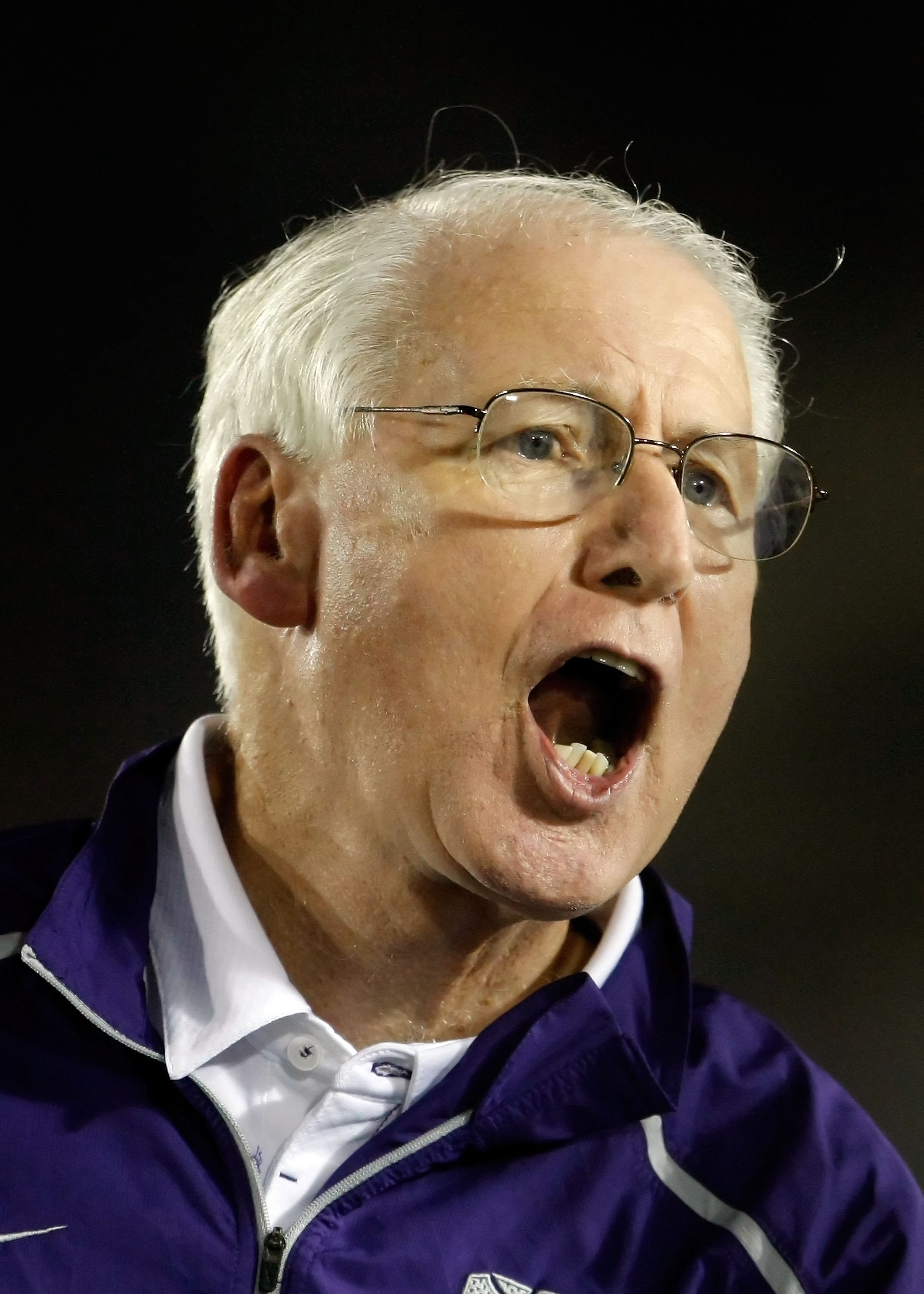 PASADENA, CA - SEPTEMBER 19:  Kansas State Wildcats head coach Bill Snyder yells towards the bench against the UCLA Bruins at the Rose Bowl on September 19, 2009 in Pasadena, California. UCLA defeated Kansas State 23-9.  (Photo by Jeff Gross/Getty Images)