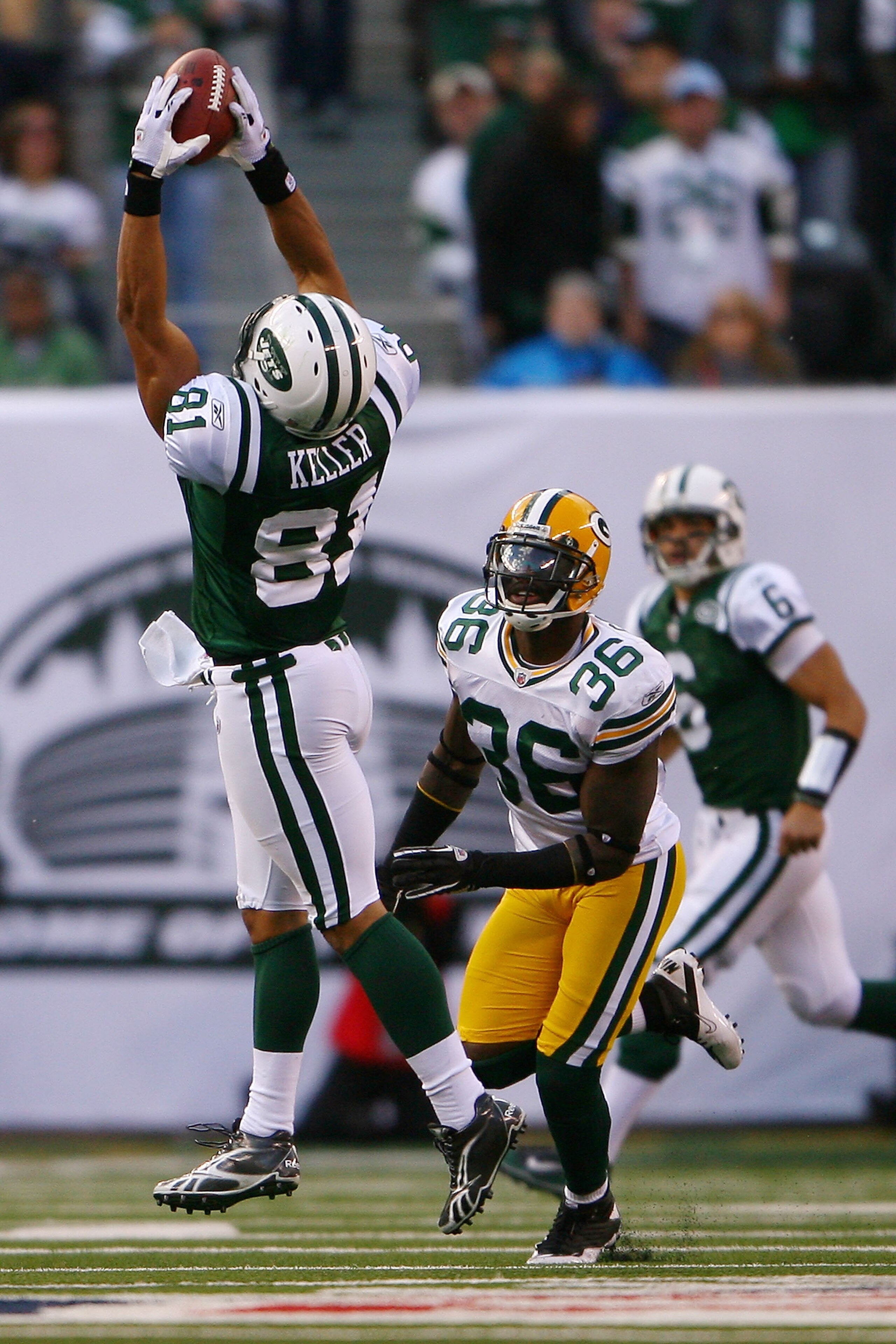 EAST RUTHERFORD, NJ - OCTOBER 31:  Dustin Keller #81 of the New York Jets catches a pass from Mark Sanchez during the fourth quarter of a game against the Green Bay Packers on October 31, 2010 at the New Meadowlands Stadium in East Rutherford, New Jersey.
