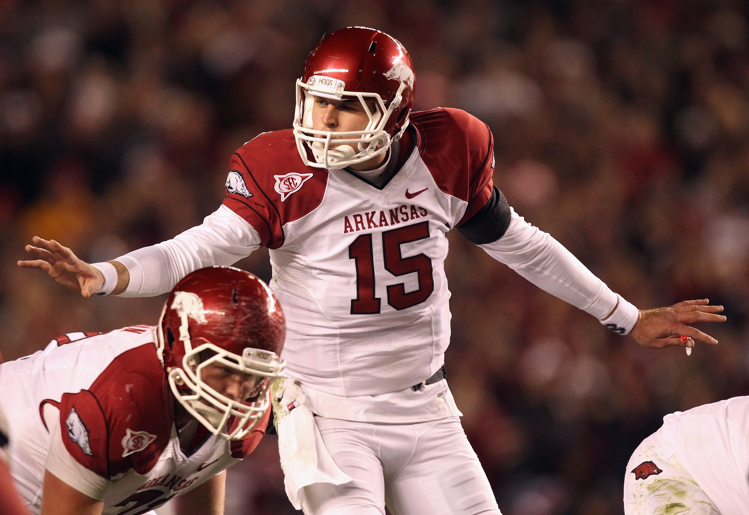 COLUMBIA, SC - NOVEMBER 06:  Ryan Mallett #15 of the Arkansas Razorbacks calls a play against the South Carolina Gamecocks during their game at Williams-Brice Stadium on November 6, 2010 in Columbia, South Carolina.  (Photo by Streeter Lecka/Getty Images)