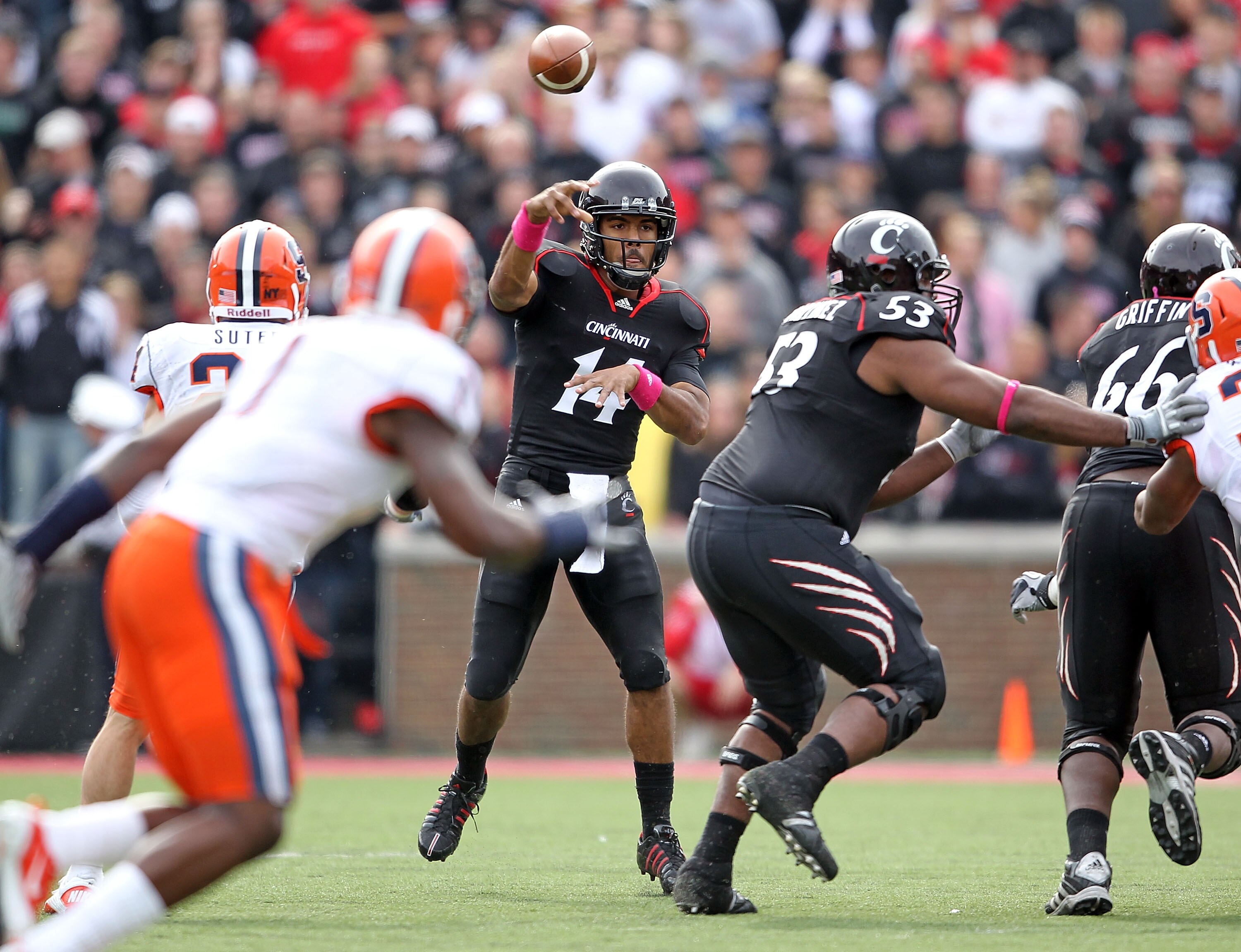 CINCINNATI - OCTOBER 30: Chazz Anderson #14 of the Cincinnati Bearcats throws a pass during the Big East Conference game against the Syracuse Orange at Nippert Stadium on October 30, 2010 in Cincinnati, Ohio.  (Photo by Andy Lyons/Getty Images)