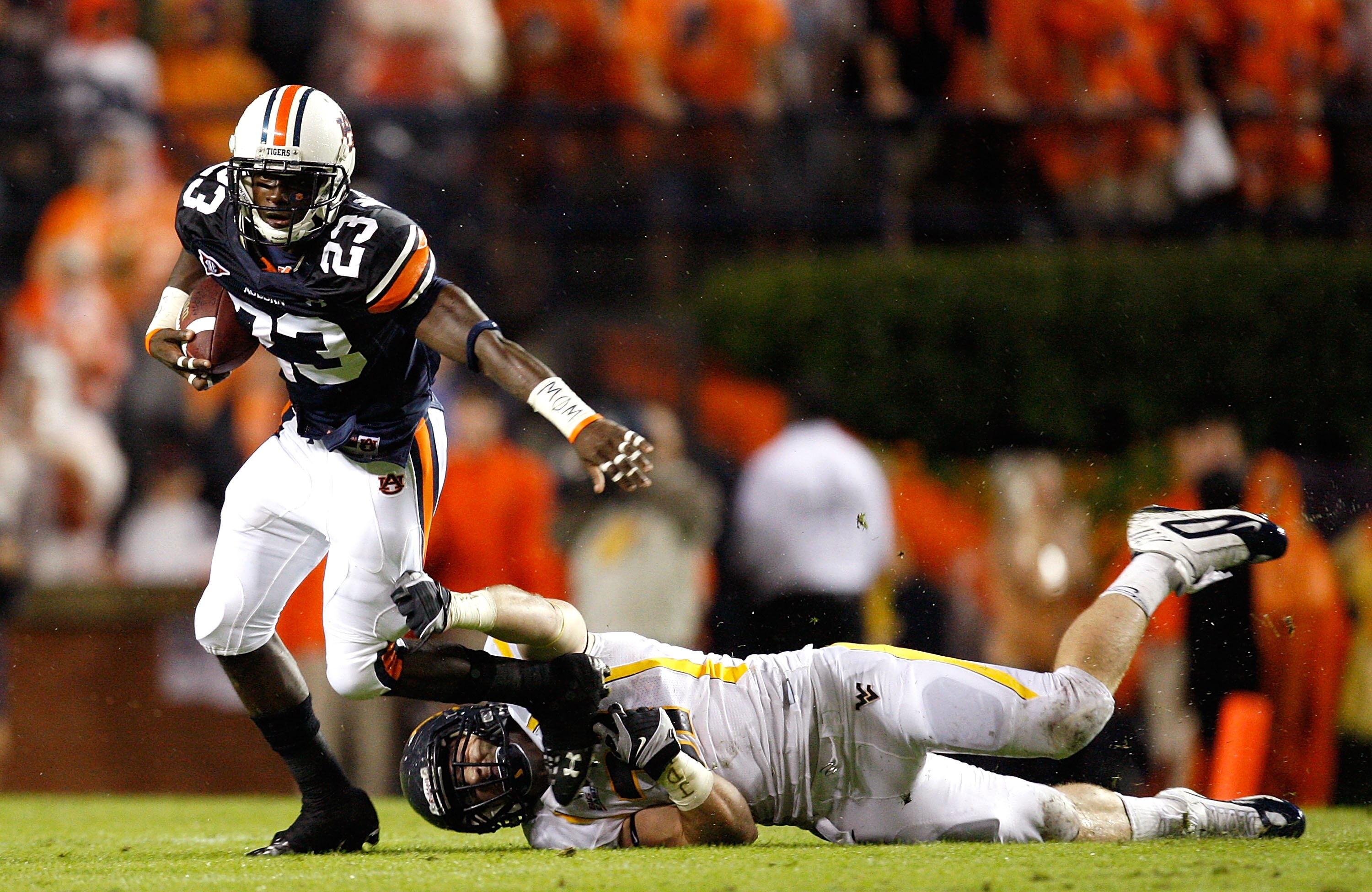 AUBURN, AL - SEPTEMBER 19:  Onterio McCalebb #23 of the Auburn Tigers breaks a tackle by Pat Lazear #31 of the West Virginia Mountaineers at Jordan-Hare Stadium on September 19, 2009 in Auburn, Alabama.  (Photo by Kevin C. Cox/Getty Images)
