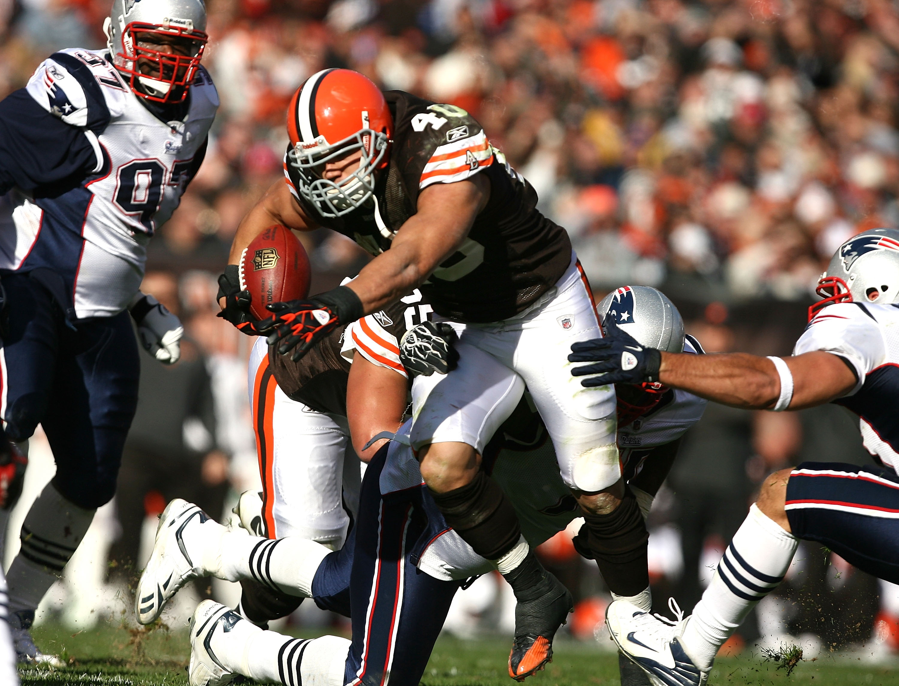 CLEVELAND - NOVEMBER 07:  Running back Peyton Hillis #40 of the Cleveland Browns runs the ball against the New England Patriots at Cleveland Browns Stadium on November 7, 2010 in Cleveland, Ohio.  (Photo by Matt Sullivan/Getty Images)