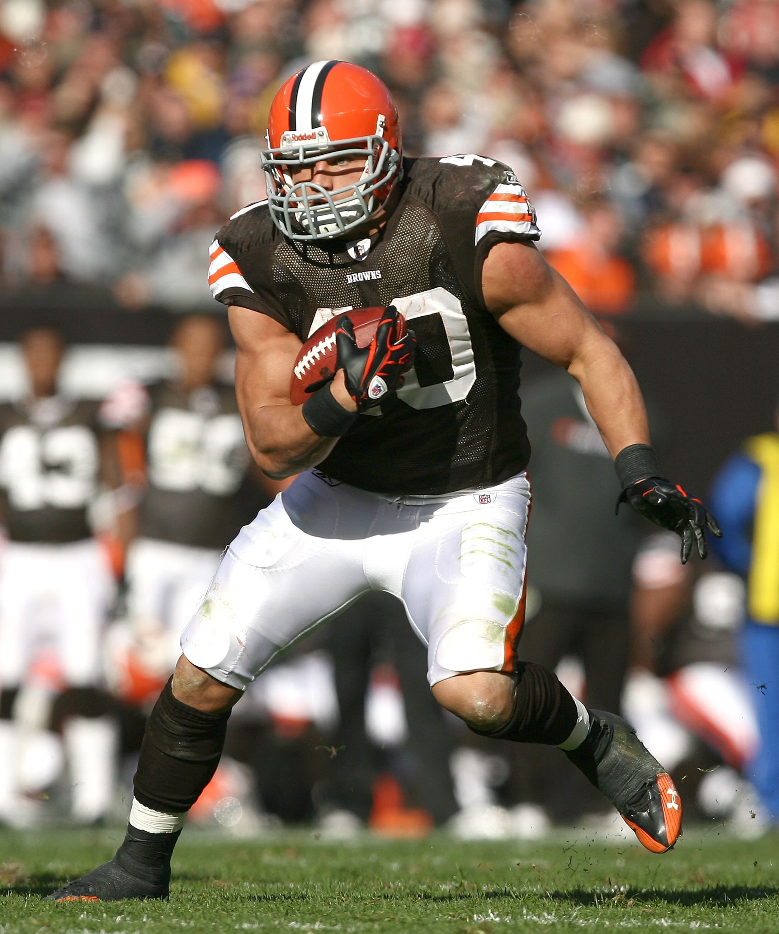 CLEVELAND - NOVEMBER 07:  Running back Peyton Hillis #40 of the Cleveland Browns runs the ball against the New England Patriots at Cleveland Browns Stadium on November 7, 2010 in Cleveland, Ohio.  (Photo by Matt Sullivan/Getty Images)