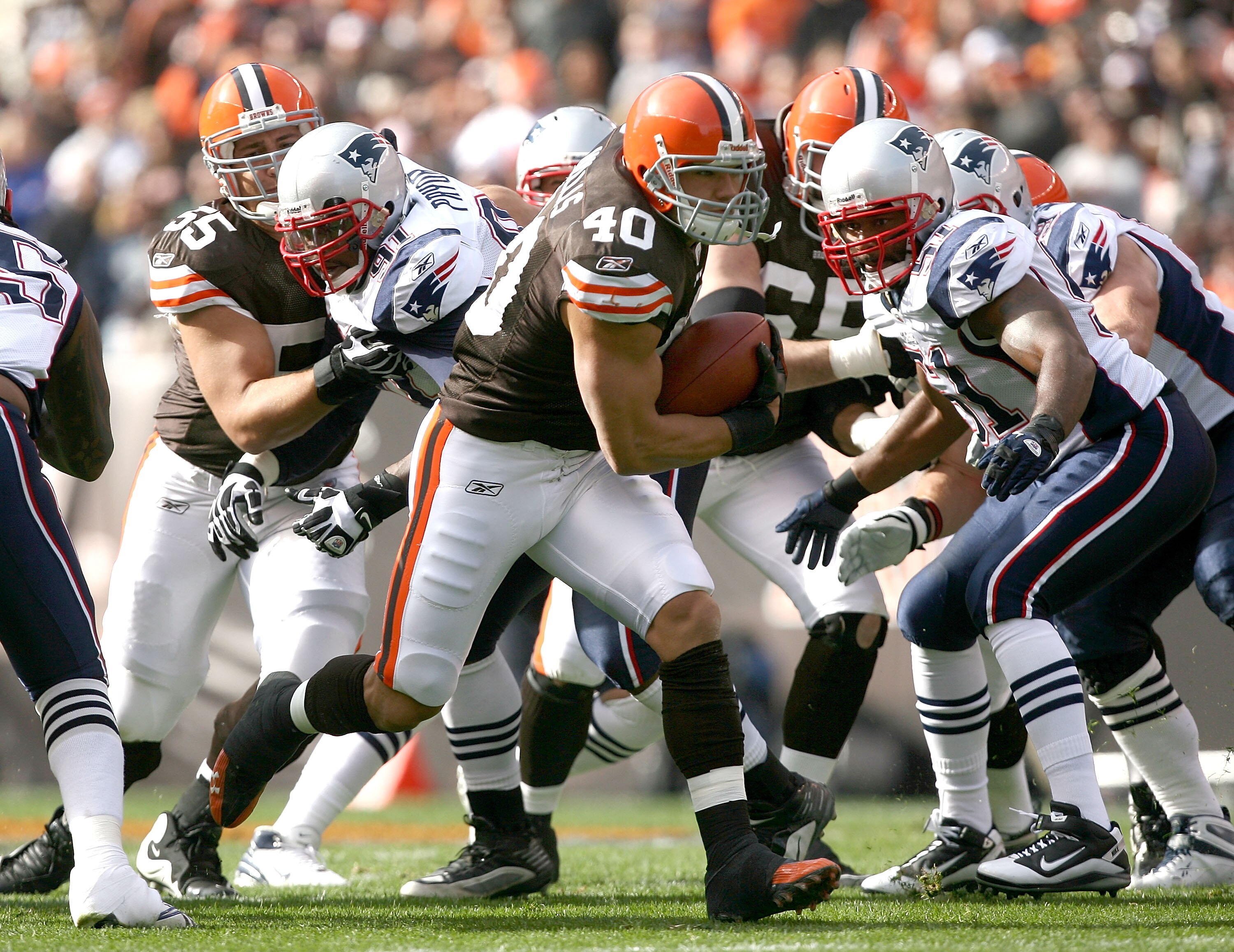 CLEVELAND - NOVEMBER 07:  Running back Peyton Hillis #40 of the Cleveland Browns runs the ball by linebacker Jerod Mayo #51 of the New England Patriots at Cleveland Browns Stadium on November 7, 2010 in Cleveland, Ohio.  (Photo by Matt Sullivan/Getty Imag