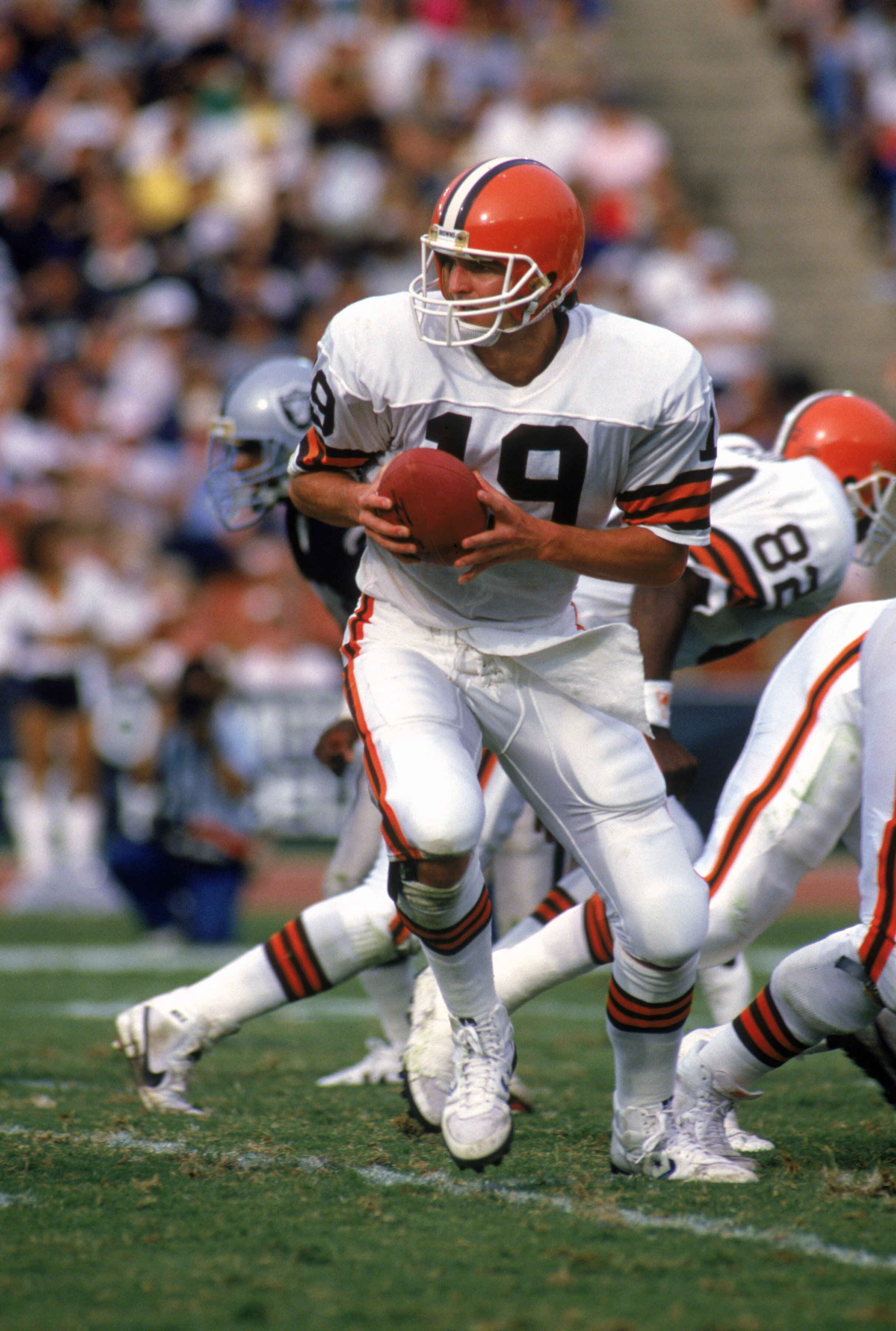LOS ANGELES - NOVEMBER 16:  Quarterback Bernie Kosar #19 of the Cleveland Browns runs a play during a game against the Los Angeles Raiders at the Los Angeles Memorial Coliseum on November 16, 1986 in Los Angeles, California.  The Raiders won 27-14.  (Phot