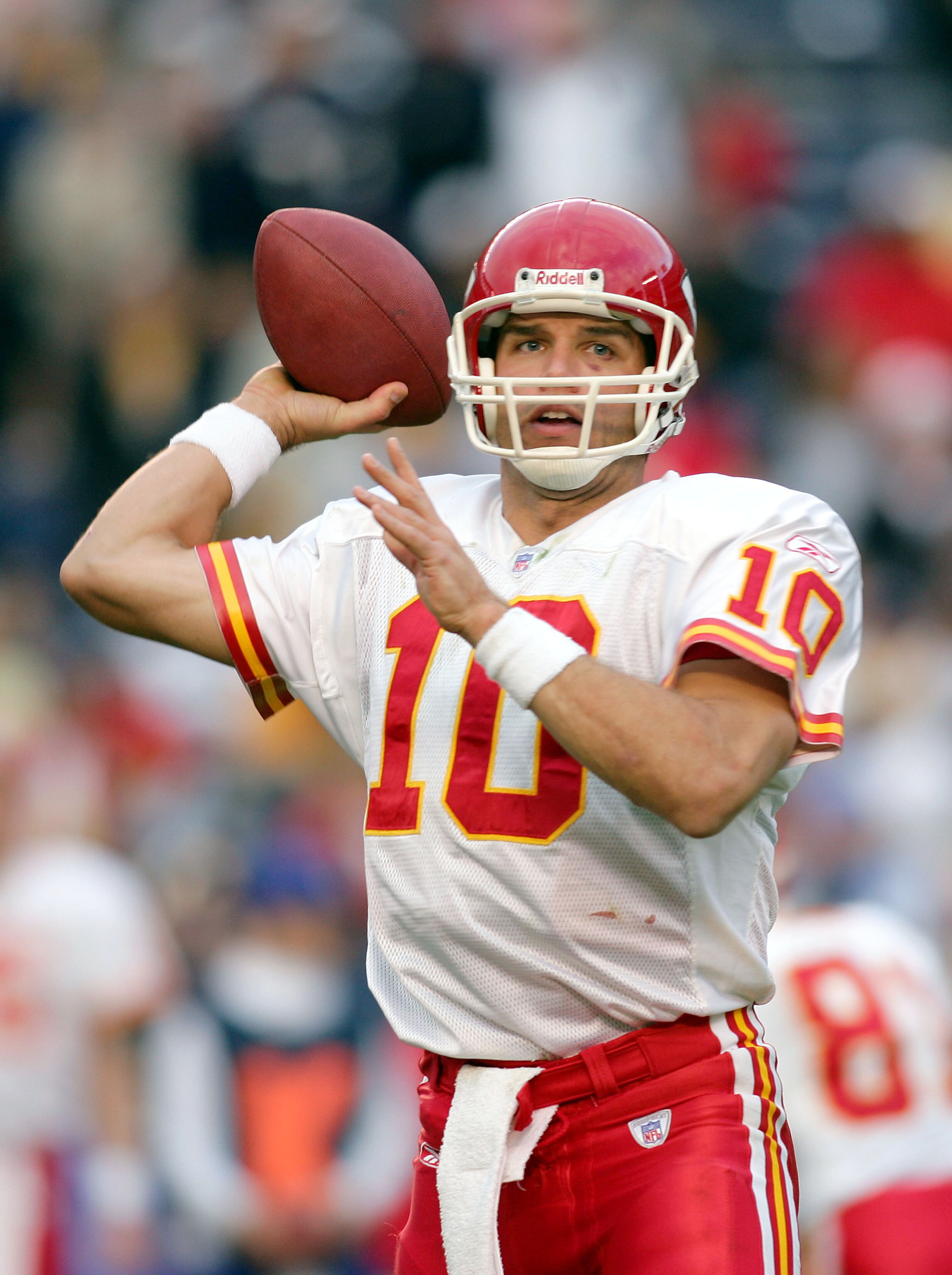 SAN DIEGO - JANUARY 2:  Quarterback Trent Green #10 of the Kansas City Chiefs passes the ball against the San Diego Chargers at Qualcomm Stadium on January 2, 2004 in San Diego, California. The Chargers defeated the Chiefs 24-17.  (Photo by Donald Miralle