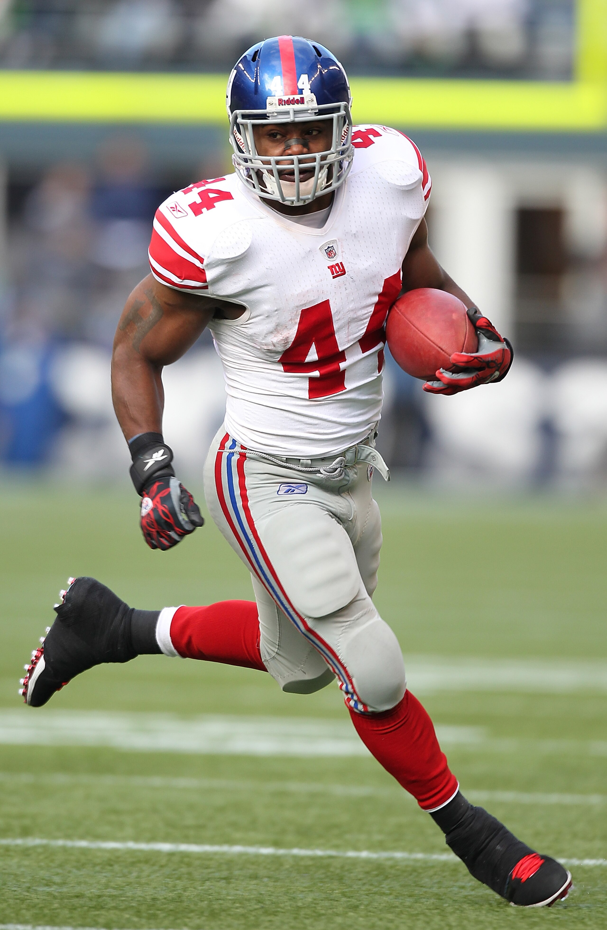 SEATTLE - NOVEMBER 07:  Running back Ahmad Bradshaw #44 of the New York Giants rushes against the Seattle Seahawks at Qwest Field on November 7, 2010 in Seattle, Washington. (Photo by Otto Greule Jr/Getty Images)