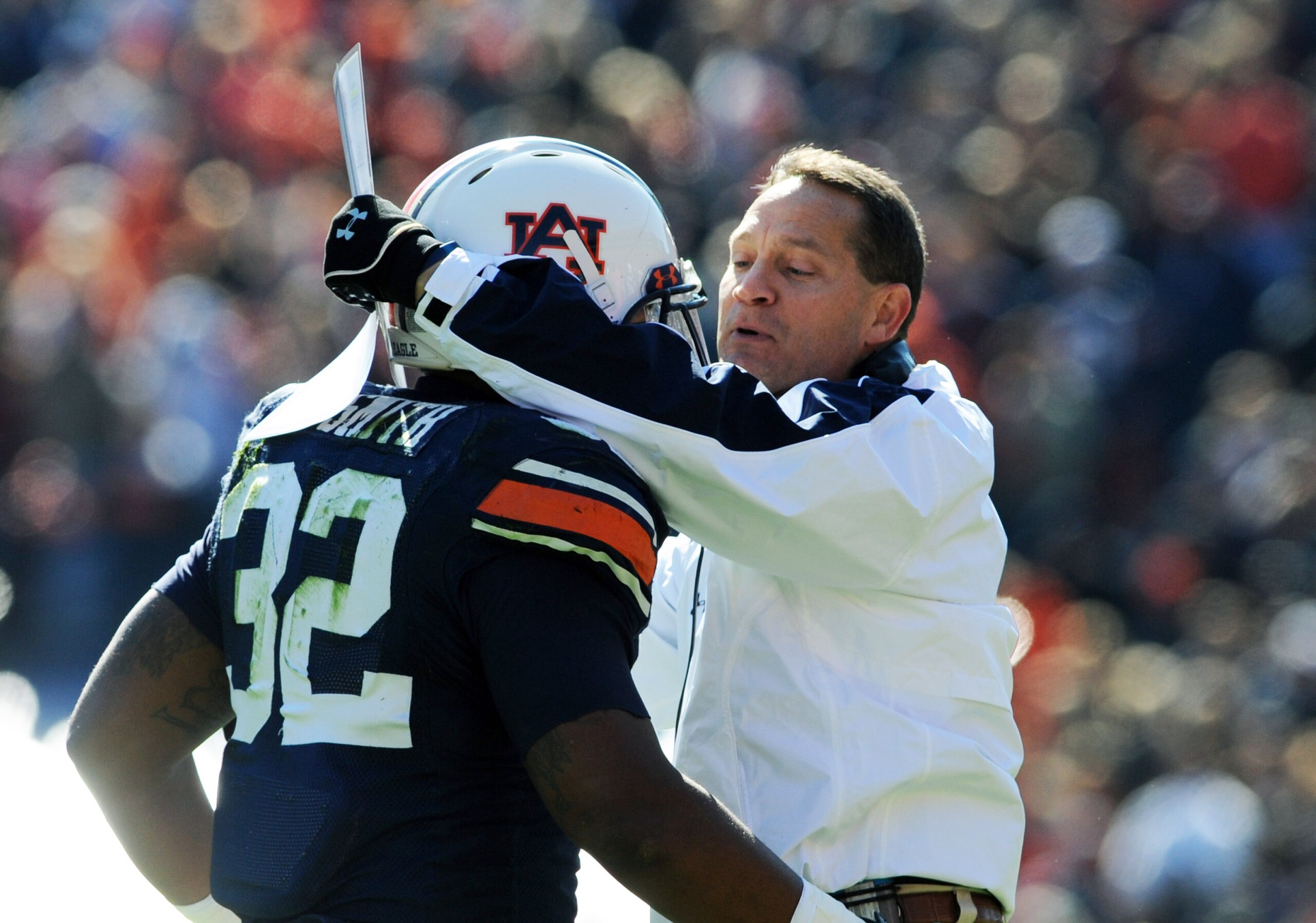 AUBURN, AL - NOVEMBER 6:  Coach Gene Chizik of the Auburn Tigers hugs running back Eric Smith #32 against the Chattanooga Mocs November 6, 2010 at Jordan-Hare Stadium in Auburn, Alabama.  (Photo by Al Messerschmidt/Getty Images)