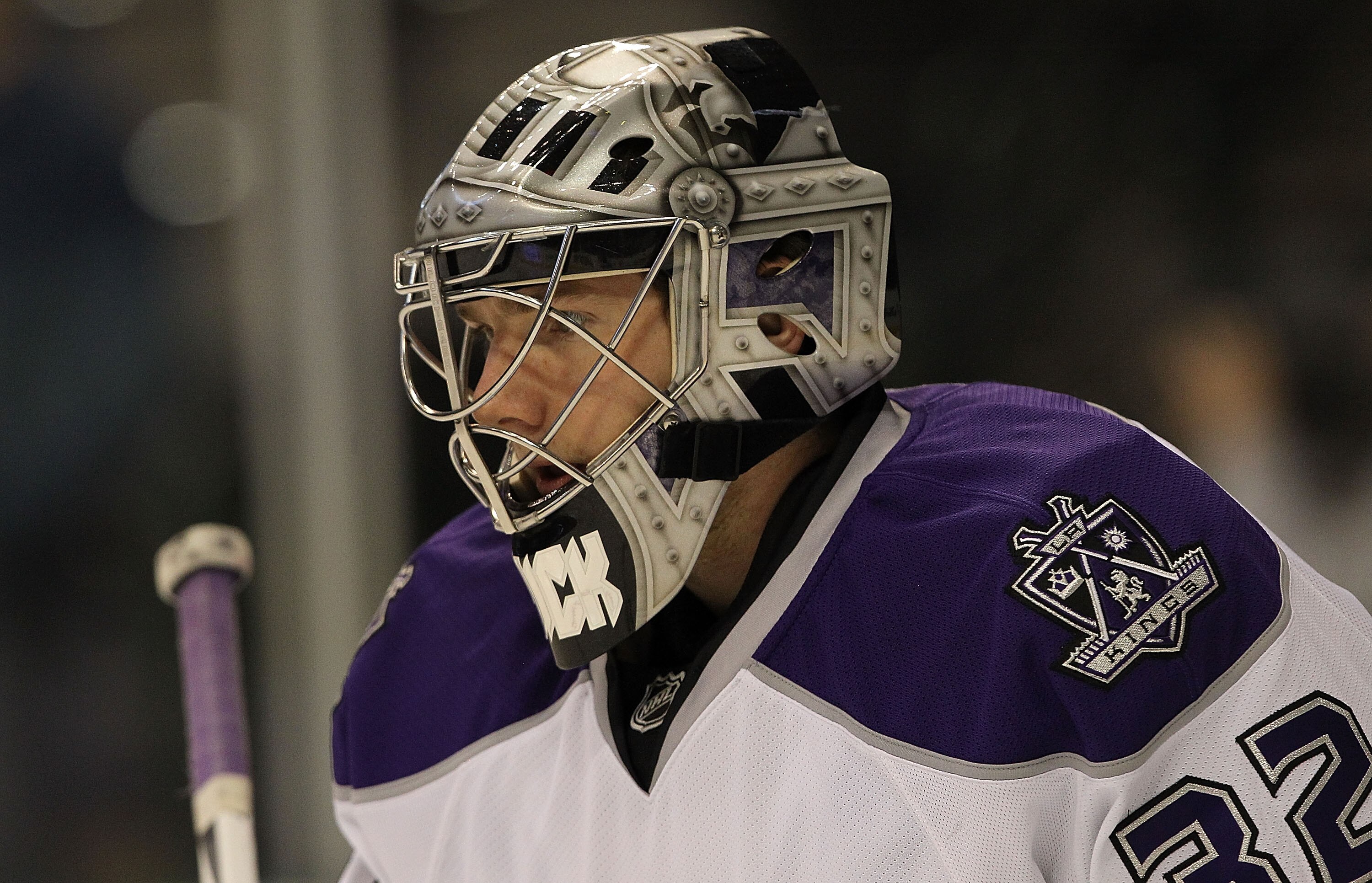 DALLAS - OCTOBER 28:  Goaltender Jonathan Quick #32 of the Los Angeles Kings skates before a game against the Dallas Stars at American Airlines Center on October 28, 2010 in Dallas, Texas.  (Photo by Ronald Martinez/Getty Images)