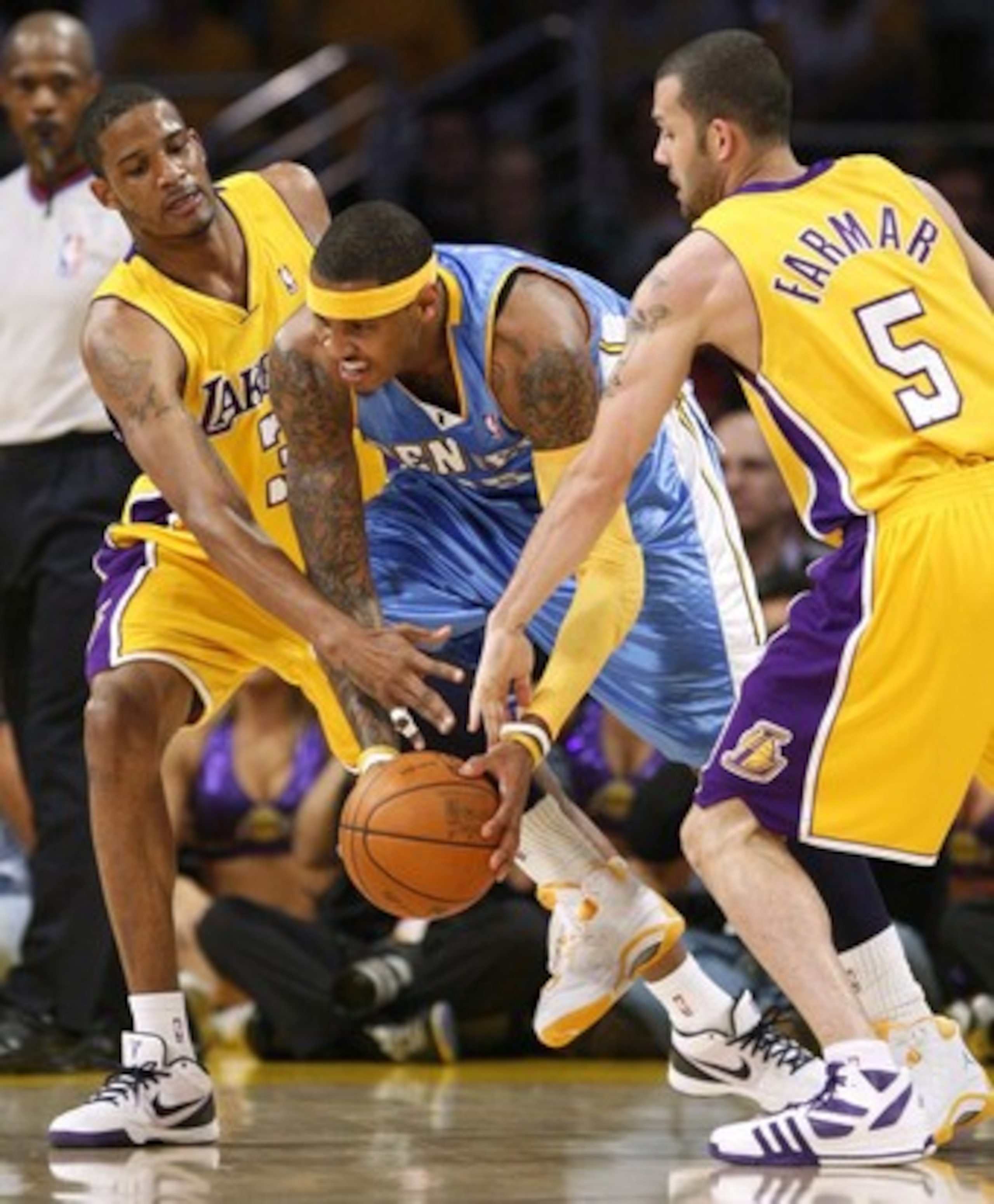 Trevor Ariza and Jordan Farmar defend against Carmelo Anthony