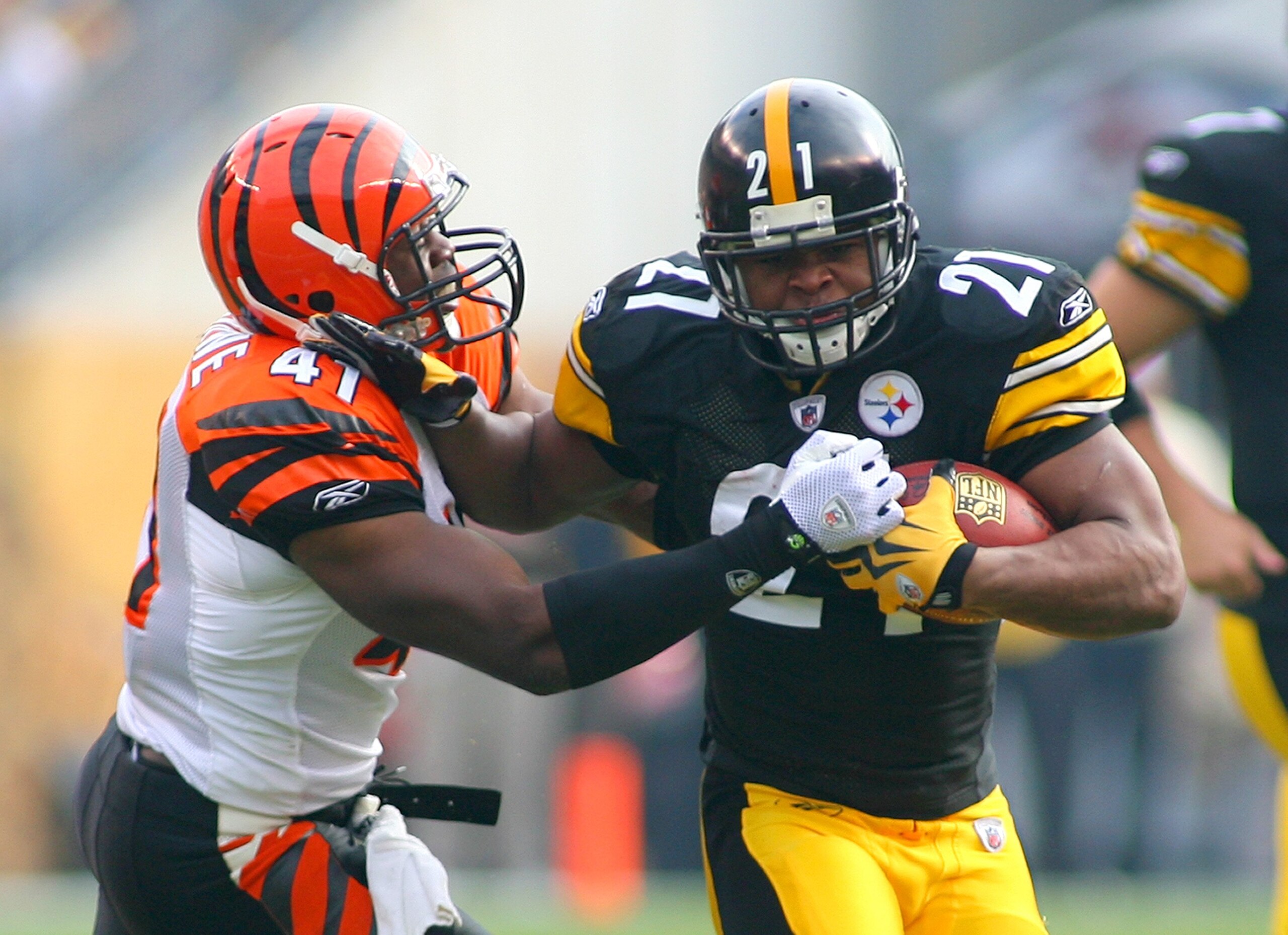 PITTSBURGH - NOVEMBER 15:  Mewelde Moore #21 of the Pittsburgh Steelers runs with the ball against Chinedum Ndukwe #41 of the Cincinnati Bengals during their game at Heinz Field on November 15, 2009 in Pittsburgh, Pennsylvania. The Bengals defeated the St