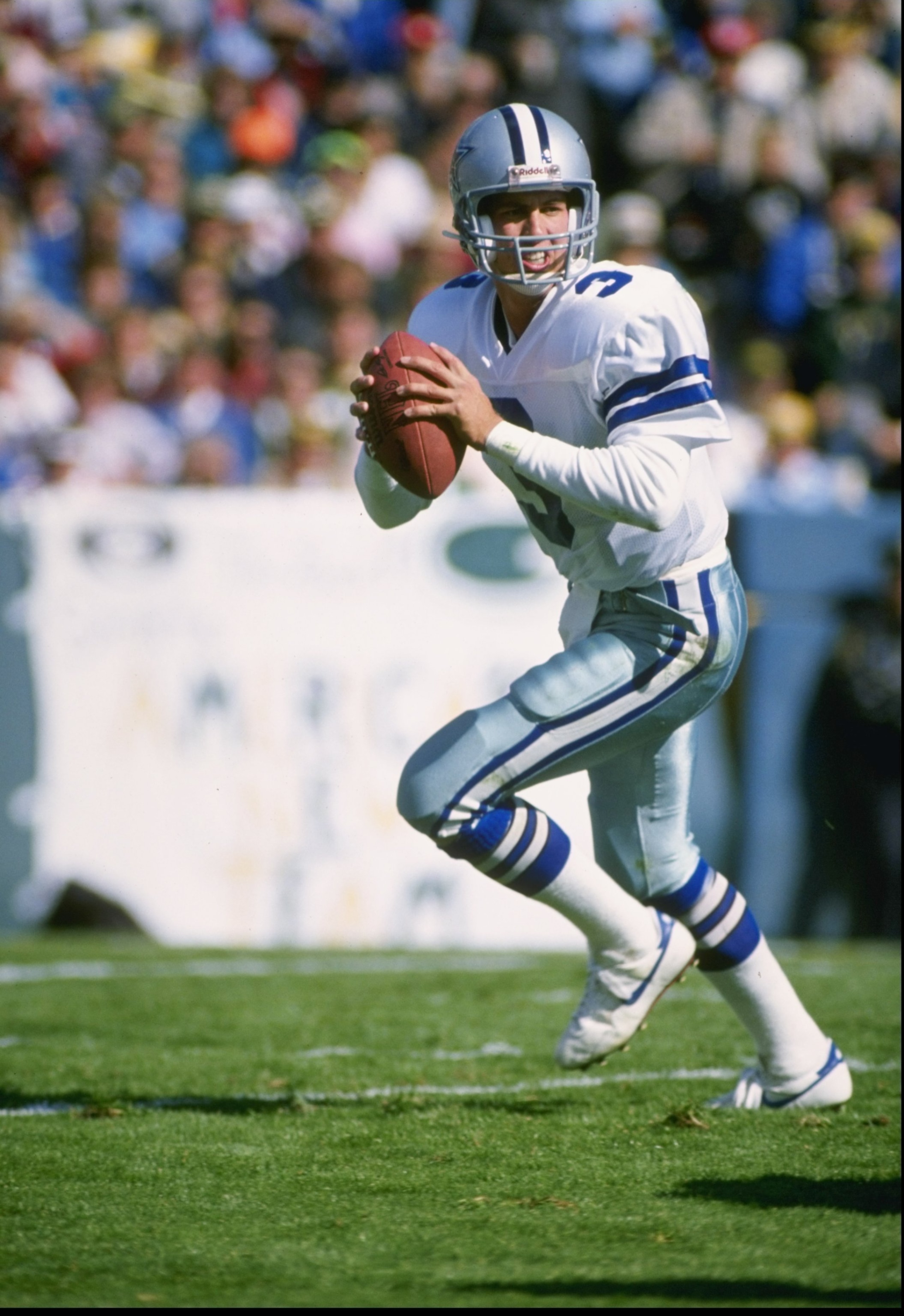 8 Oct 1989: Quarterback Steve Walsh of the Dallas Cowboys in action during a game against the Green Bay Packers at Lambeau Field in Green Bay, Wisconsin. The Packers won the game, 31-13.