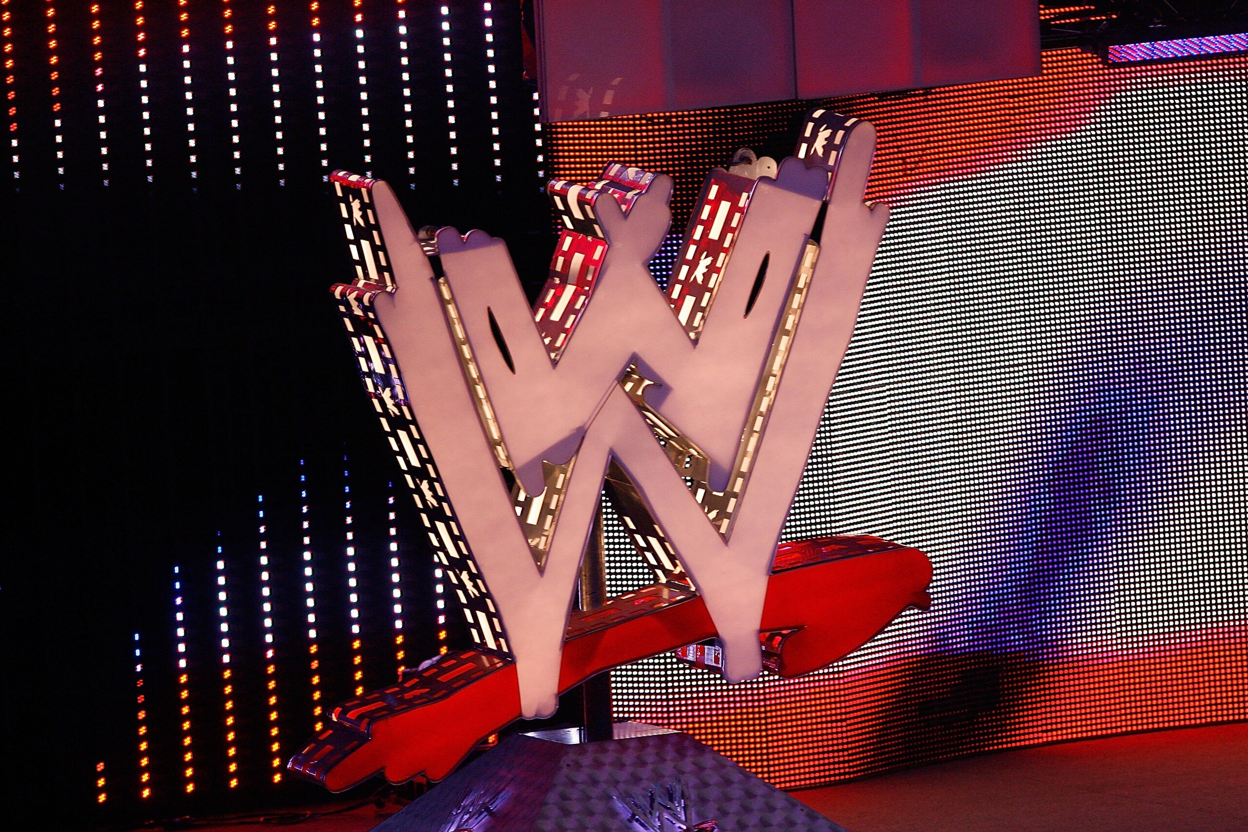 UNCASVILLE, CT - AUGUST 3:  Actor Jeremy Piven guest hosts WWE's 'Monday Night Raw' at Mohegan Sun on August 3, 2009 in Uncasville, Connecticut.  (Photo by Jim Rogash/Getty Images)