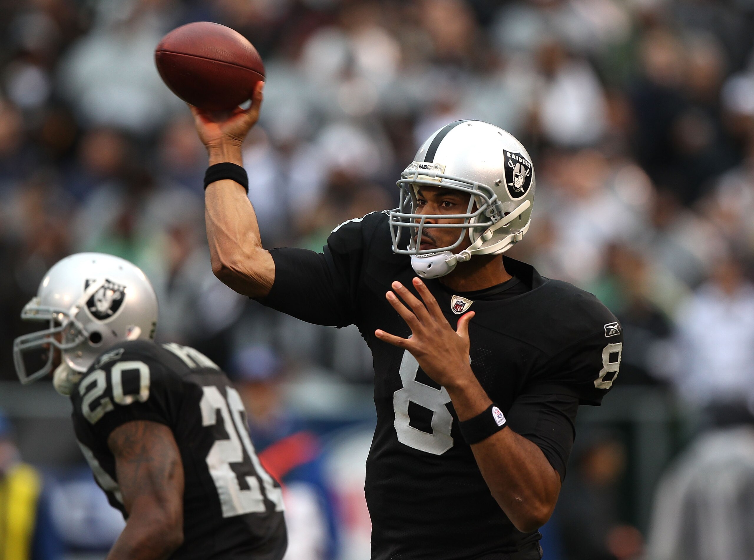 OAKLAND, CA - NOVEMBER 07:  Jason Campbell #8 of the Oakland Raiders passes against the Kansas City Chiefs during an NFL game at Oakland-Alameda County Coliseum on November 7, 2010 in Oakland, California.  (Photo by Jed Jacobsohn/Getty Images)