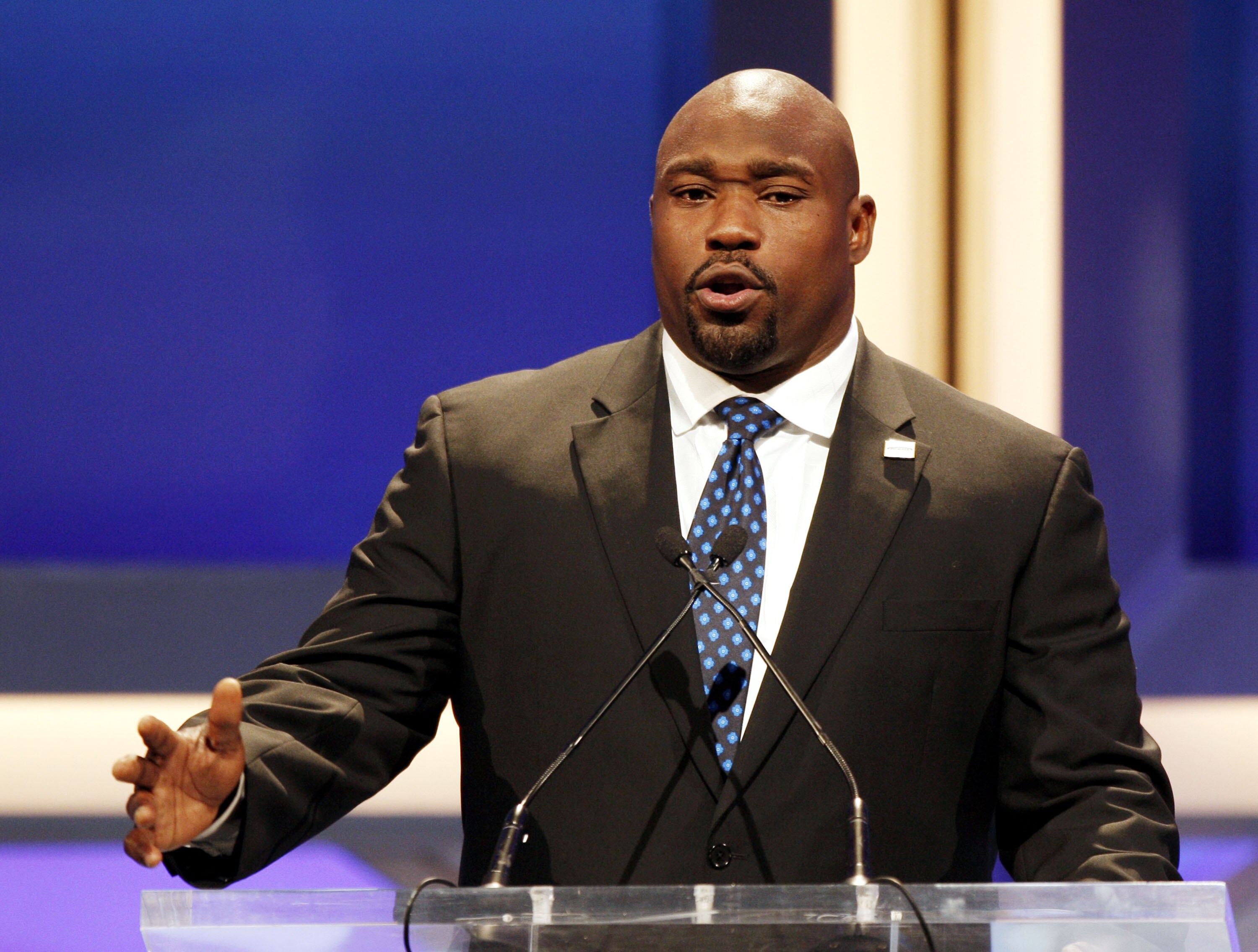 LOS ANGELES, CA - JUNE 07:  Formar NFL player Warren Sapp appears onstage at the Cedars-Sinai Medical Center's 24th Annual Sports Spectacular at the Century Plaza Hotel on June 7, 2009 in Los Angeles, California.  (Photo by Kevin Winter/Getty Images)