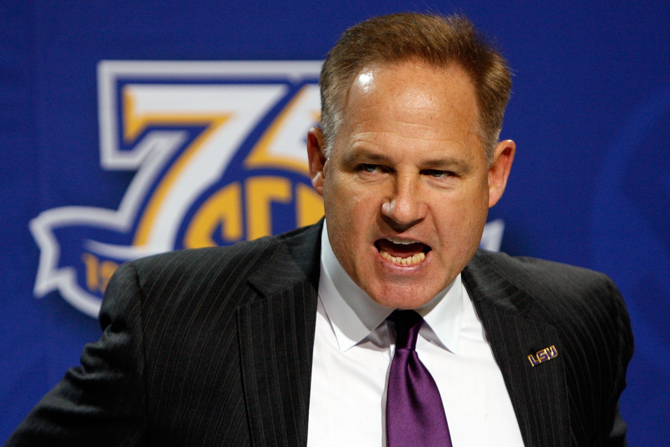 ATLANTA - DECEMBER 01: Head coach Les Miles of the Louisiana State University Tigers addresses the media prior to playing the University of Tennessee Volunteers in the SEC Championship on December 1, 2007 at the Georgia Dome in Atlanta, Georgia. (Photo ATLANTA - DECEMBER 01: Head coach Les Miles of the Louisiana State University Tigers addresses the media prior to playing the University of Tennessee Volunteers in the SEC Championship on December 1, 2007 at the Georgia Dome in Atlanta, Georgia. (Photo