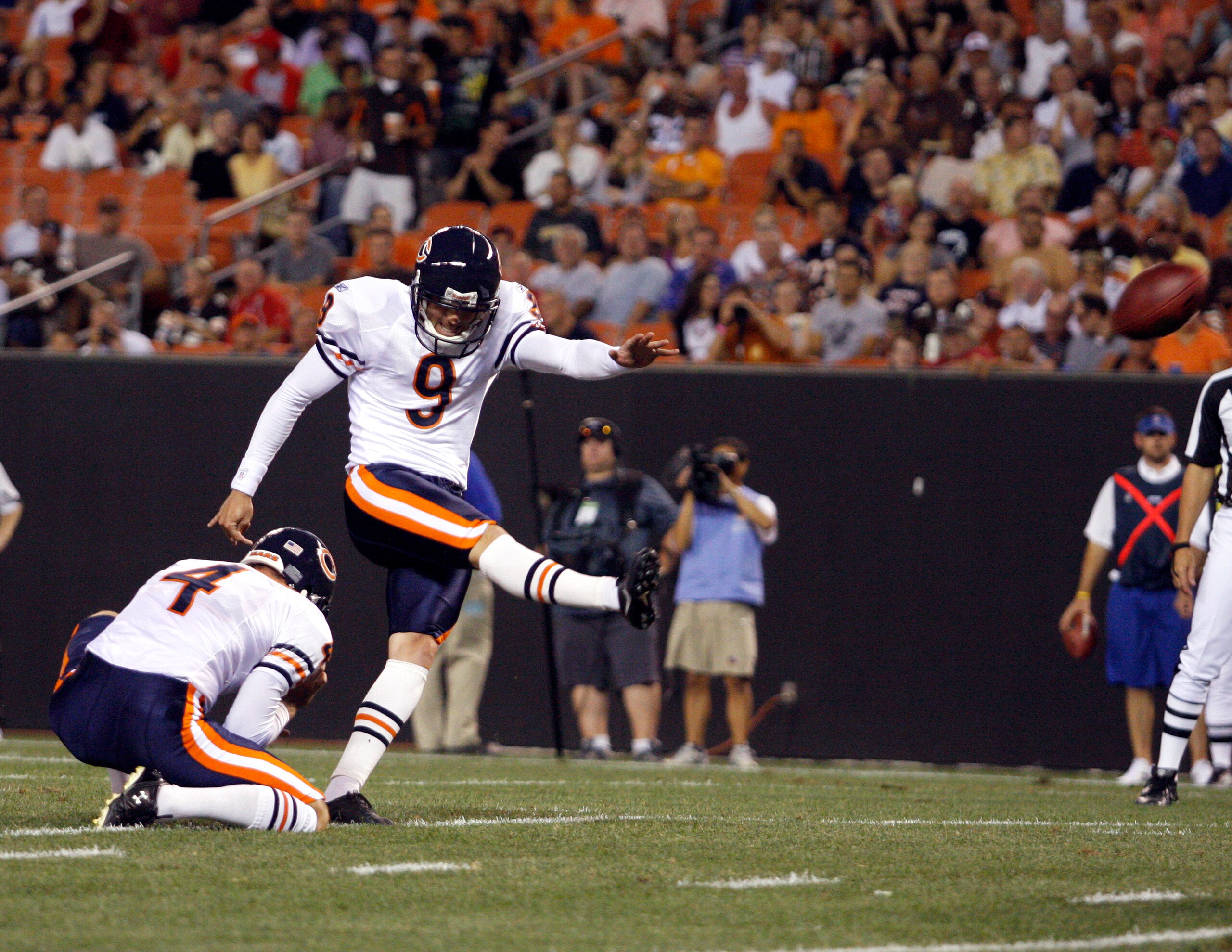 CLEVELAND - SEPTEMBER 2: Robbie Gould #9 of the Chicago Bears kicks a field goal against the Cleveland Browns during the preseason game on September 2, 2010 at Cleveland Browns Stadium in Cleveland, Ohio. The Browns defeated the Bears 13-10. (Photo by Jus