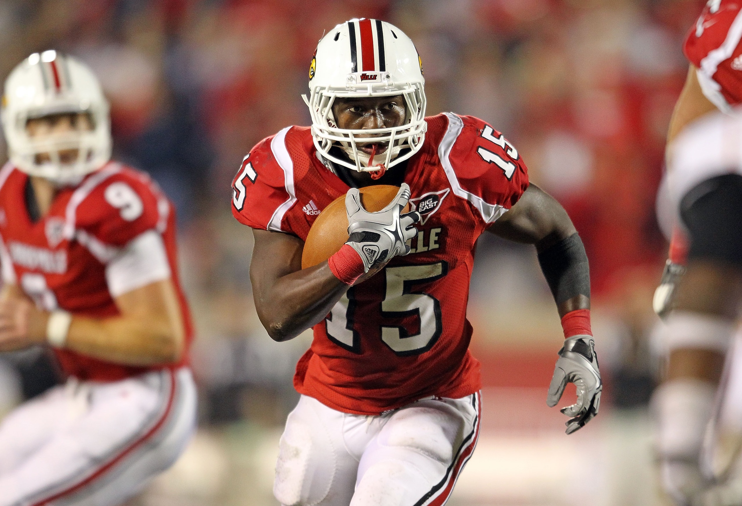 LOUISVILLE, KY - OCTOBER 15: Bilal Powell #15 of the Louisville Cardinals runs for a touchdown during the Big East Conference game against the Cincinnati Bearcats at Papa John's Cardinal Stadium on October 15, 2010 in Louisville, Kentucky. (Photo by An LOUISVILLE, KY - OCTOBER 15: Bilal Powell #15 of the Louisville Cardinals runs for a touchdown during the Big East Conference game against the Cincinnati Bearcats at Papa John's Cardinal Stadium on October 15, 2010 in Louisville, Kentucky. (Photo by An