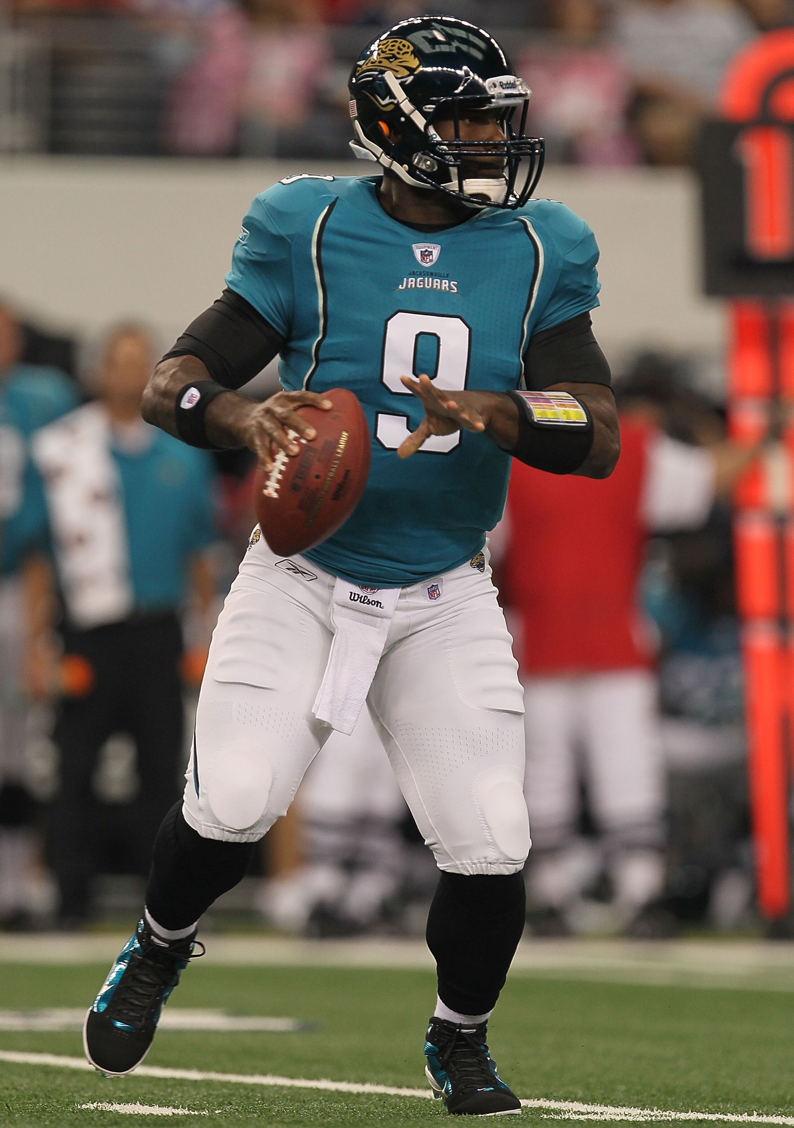 ARLINGTON, TX - OCTOBER 31:  Quarterback David Garrard #9 of the Jacksonville Jaguars throws a pass against the Dallas Cowboys at Cowboys Stadium on October 31, 2010 in Arlington, Texas.  (Photo by Stephen Dunn/Getty Images)