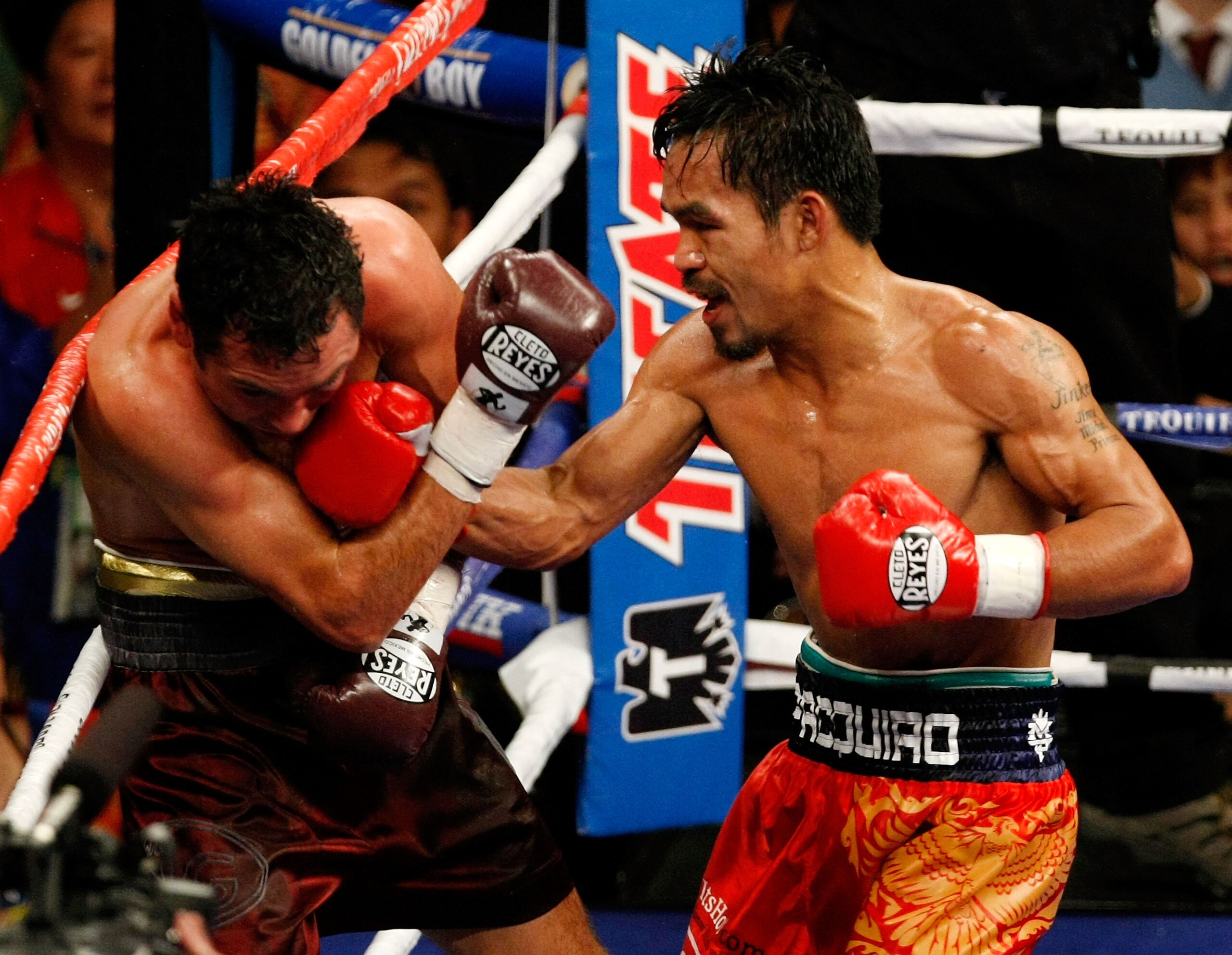 LAS VEGAS - DECEMBER 06:  (R-L) Manny Pacquiao of the Philippines connects with a right to the head of Oscar De La Hoya during their welterweight fight at the MGM Grand Garden Arena December 6, 2008 in Las Vegas, Nevada.  (Photo by Ethan Miller/Getty Imag