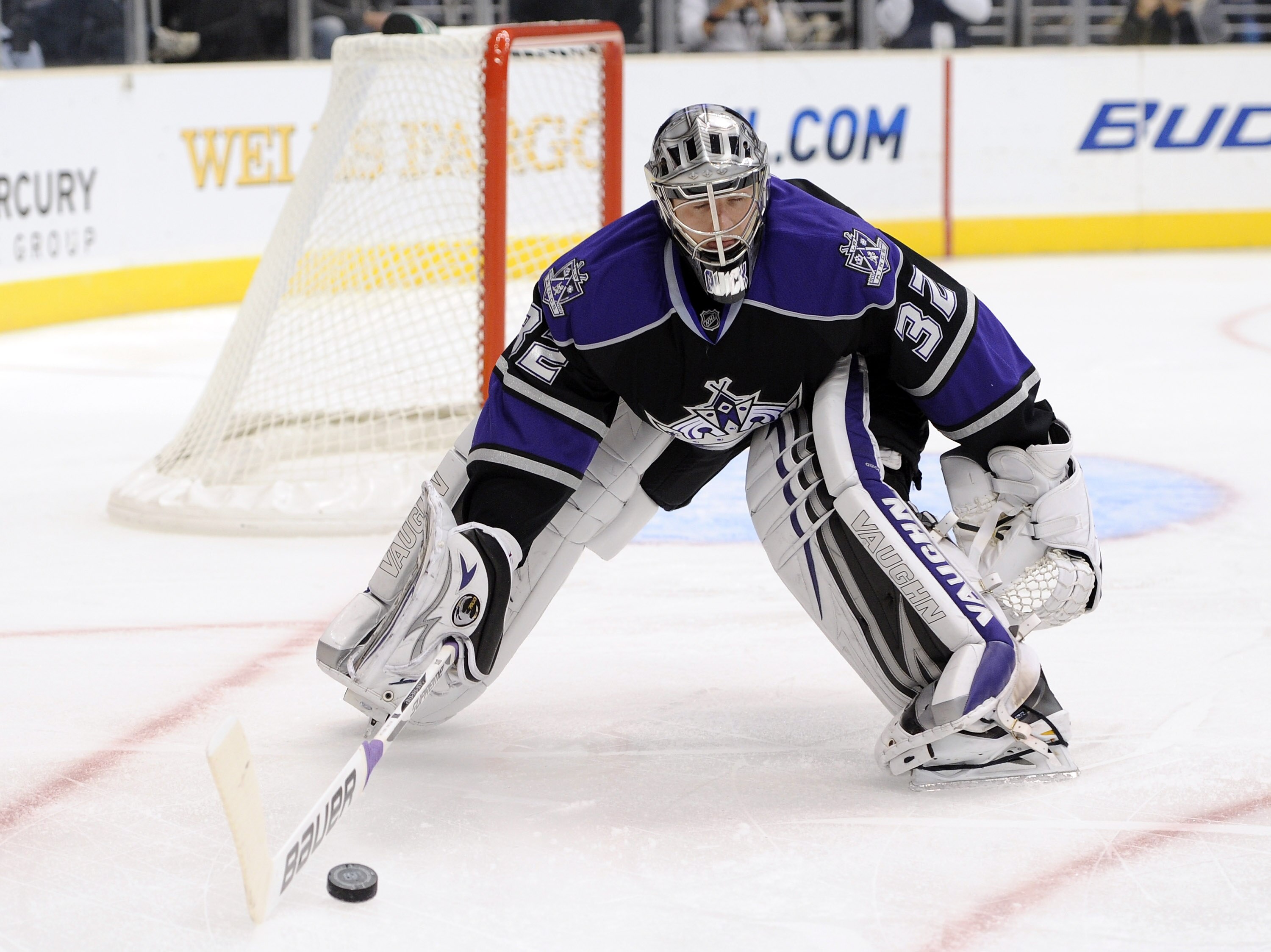 LOS ANGELES, CA - NOVEMBER 04:  Jonathan Quick #32 of the Los Angeles Kings stops a shoot in against the Tampa Bay Lightning at Staples Center on November 4, 2010 in Los Angeles, California.  (Photo by Harry How/Getty Images)