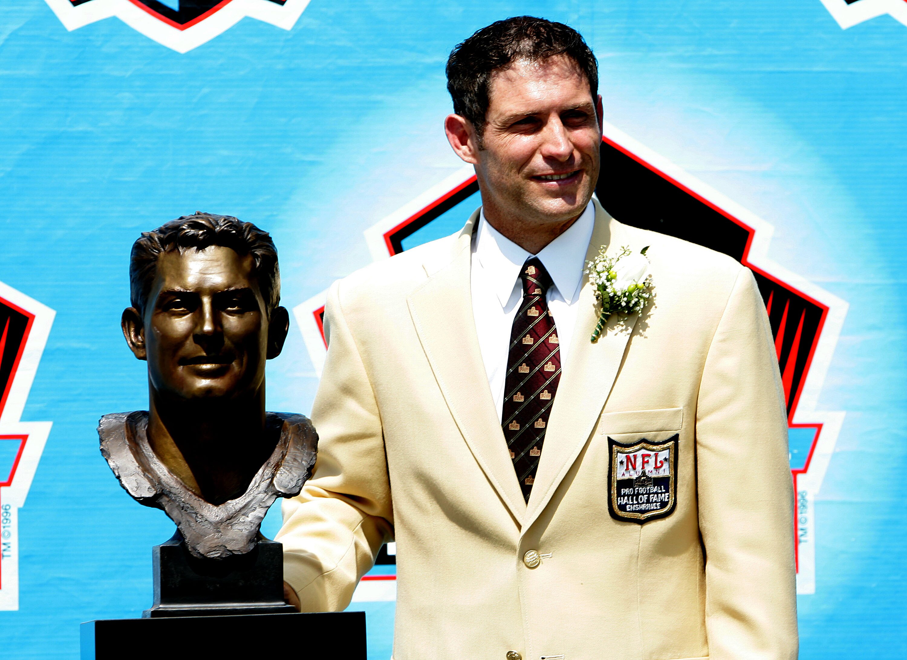 CANTON, OH - AUGUST 7: Pro Football Hall of Fame enshrinee Steve Young of the San Francisco 49ers poses with his bust during the 2005 NFL Hall of Fame enshrinement ceremony on August 7, 2005 in Canton, Ohio. (Photo by Jonathan Daniel/Getty Images)