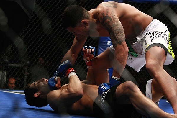 Picture by Dave Mandel for Sherdog.com (Pettis in the white trunks)