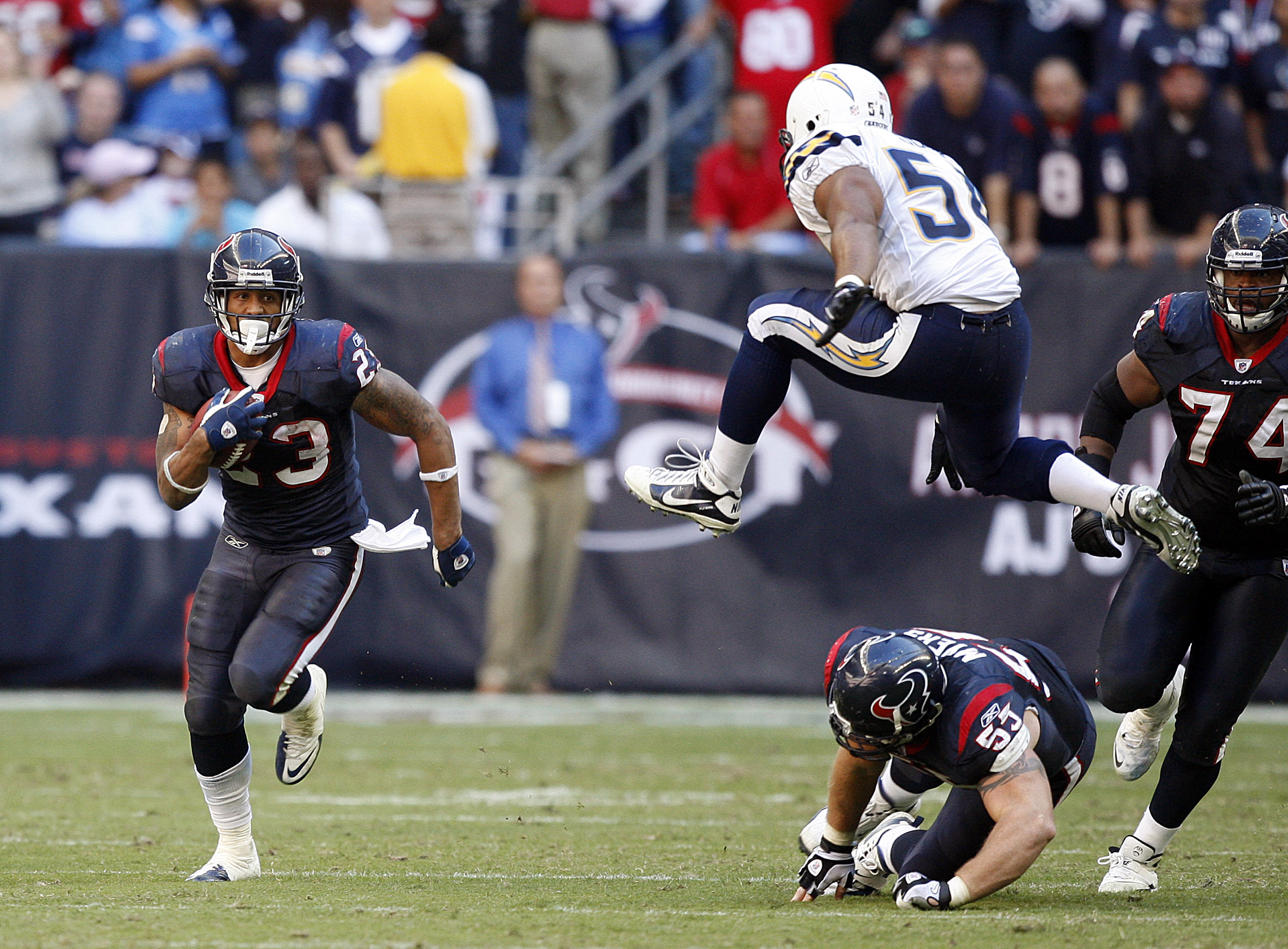 HOUSTON - NOVEMBER 07:  Running back Arian Foster #23 of the Houston Texans rushes past  Stephen Cooper #54 of the San Diego Chargers at Reliant Stadium on November 7, 2010 in Houston, Texas.  (Photo by Bob Levey/Getty Images)