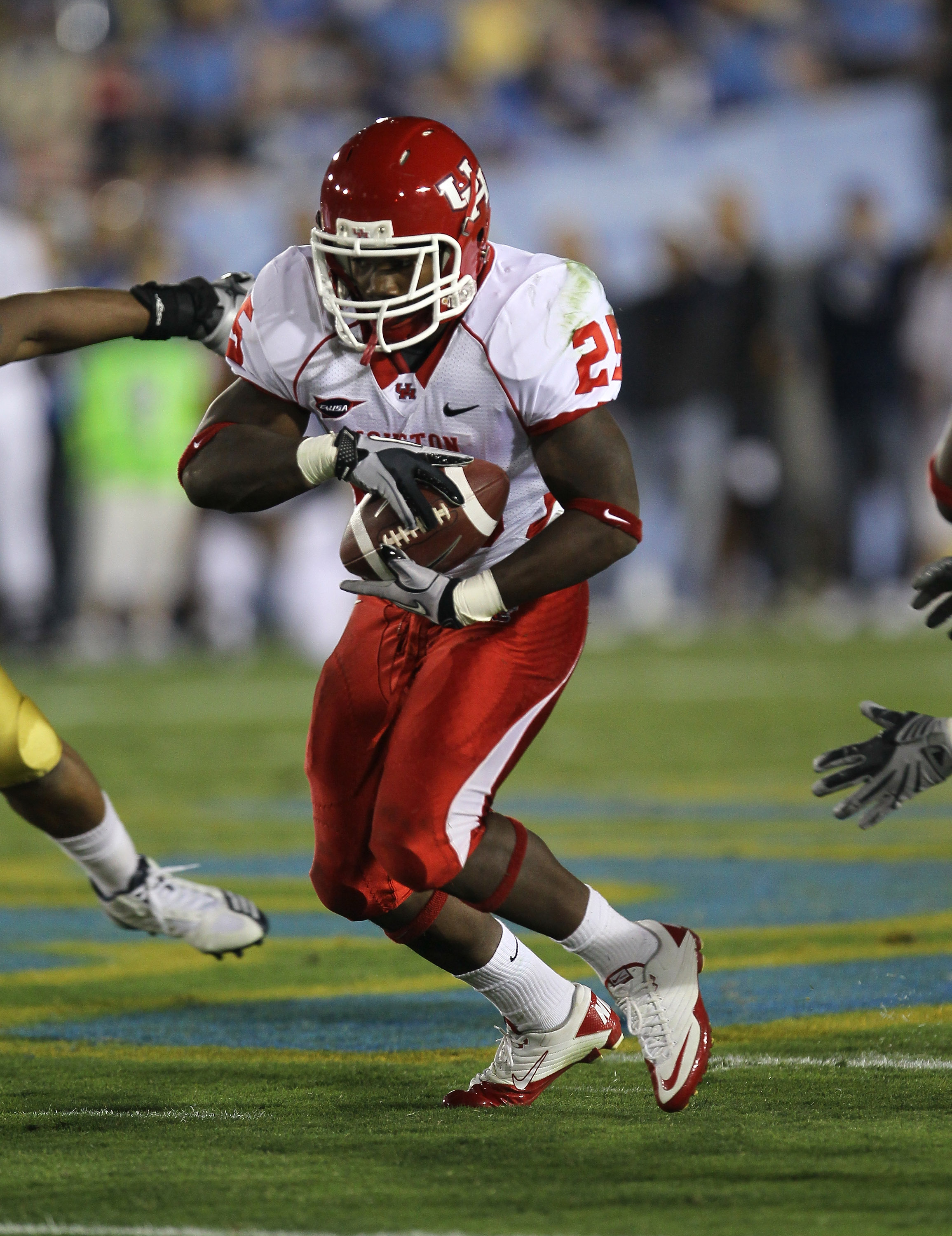 PASADENA, CA - SEPTEMBER 18: Running back Bryce Beall #25 of the Houston Cougars carries the ball against the UCLA Bruins at the Rose Bowl on September 18, 2010 in Pasadena, California. UCLA won 31-13. (Photo by Stephen Dunn/Getty Images) PASADENA, CA - SEPTEMBER 18: Running back Bryce Beall #25 of the Houston Cougars carries the ball against the UCLA Bruins at the Rose Bowl on September 18, 2010 in Pasadena, California. UCLA won 31-13. (Photo by Stephen Dunn/Getty Images)