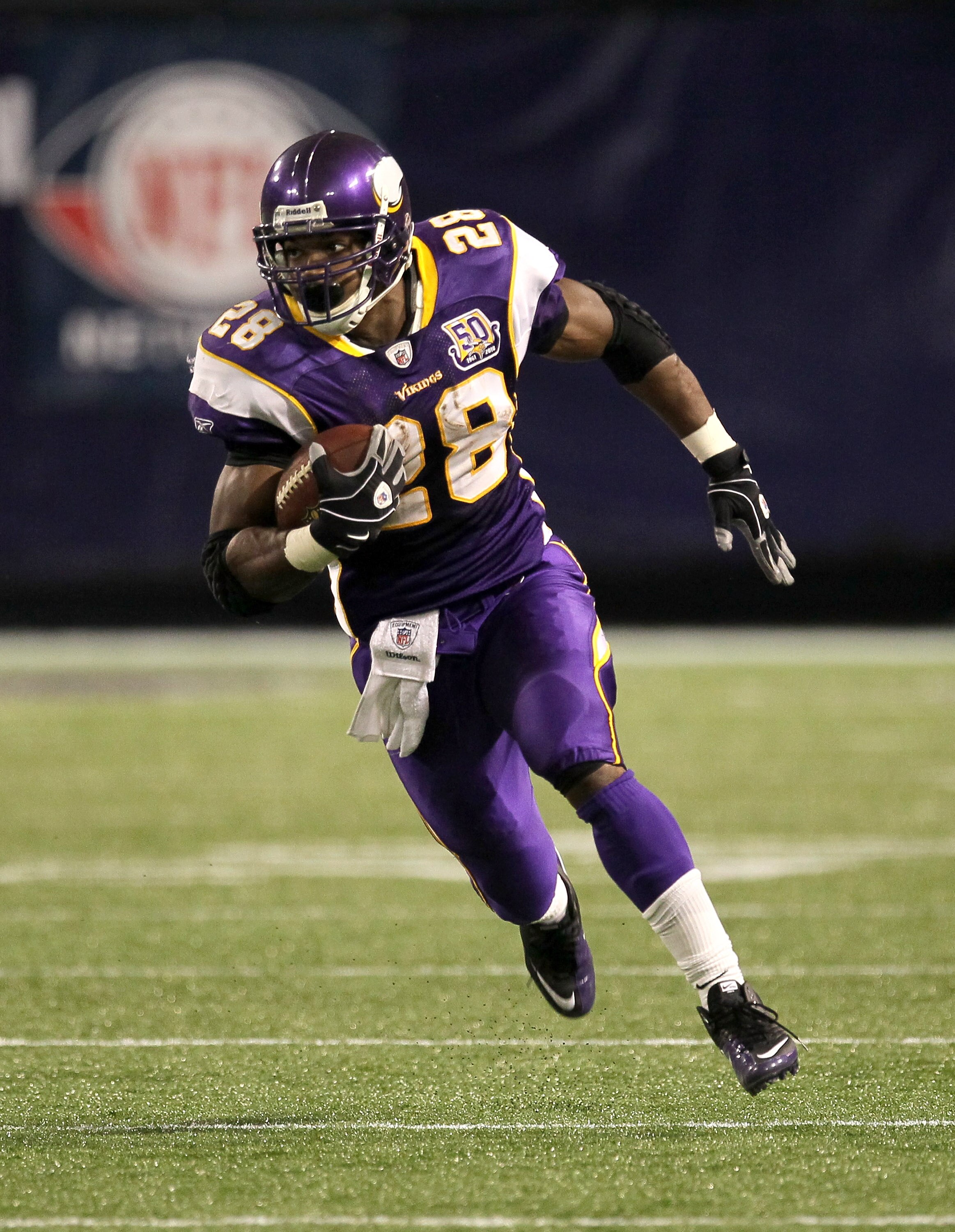 MINNEAPOLIS - NOVEMBER 07:  Running back Adrian Peterson #28 of the Minnesota Vikings carries the ball on a 33 yard pass play in the Vikings game tying drive against the Arizona Cardinals in the fourth quarter at Hubert H. Humphrey Metrodome on November 7