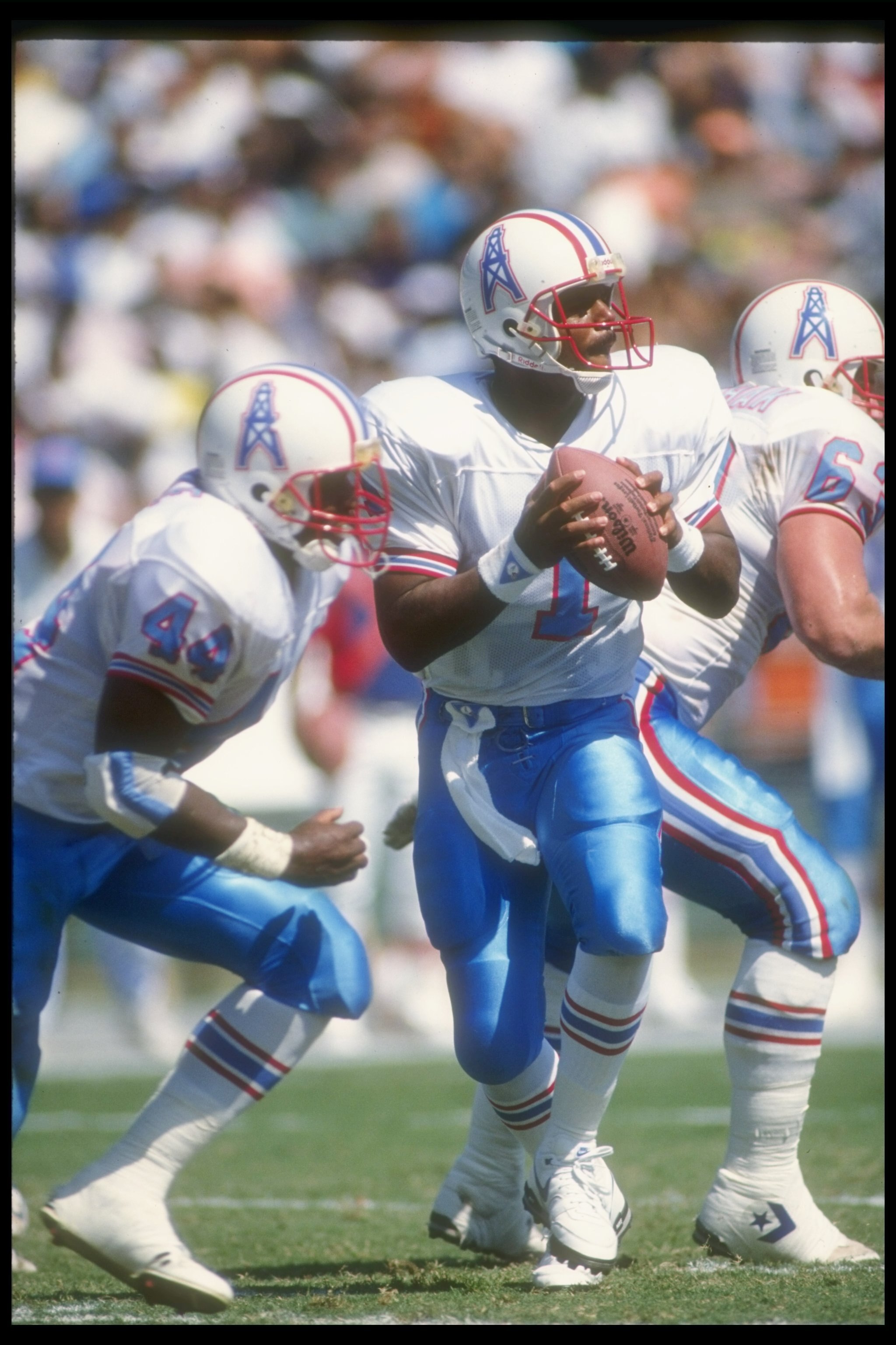 30 Sep 1990:  Quarterback Warren Moon of the Houston Oilers looks to pass the ball during a game against the San Diego Chargers at Jack Murphy Stadium in San Diego, California.  The Oilers won the game, 17-7. Mandatory Credit: Stephen Dunn  /Allsport