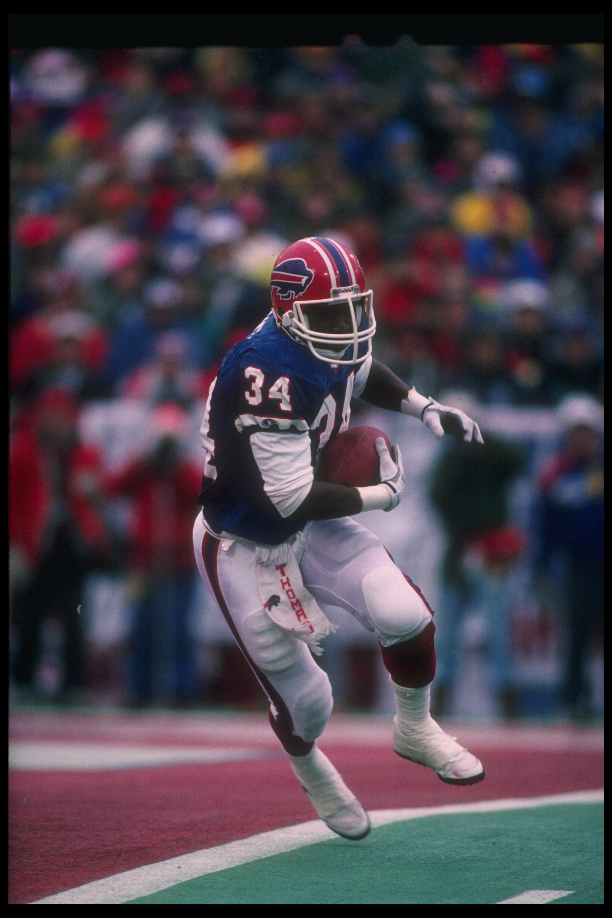 23 Dec 1990:  Running backThurman Thomas of the Buffalo Bills runs with the ball during a game against the Miami Dolphins at Rich Stadium in Orchard Park, New York.  The Bills won the game, 24-14. Mandatory Credit: Rick Stewart  /Allsport