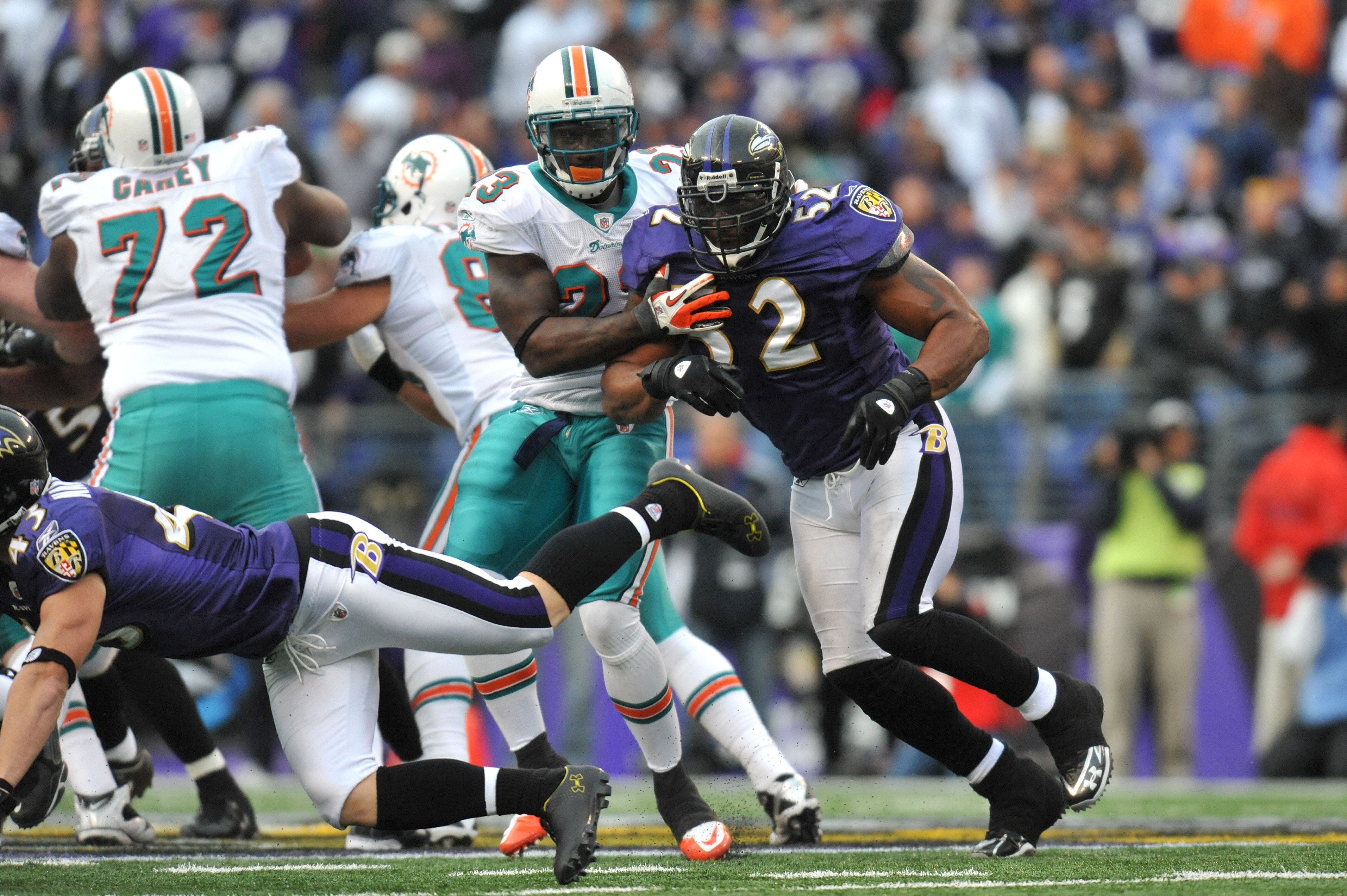 BALTIMORE, MD - NOVEMBER 7:  Ray Lewis #52 of the Baltimore Ravens defends against the Miami Dolphins at M&T Bank Stadium on November 7, 2010 in Baltimore, Maryland. The Ravens defeated the Dolphins 26-10. (Photo by Larry French/Getty Images)