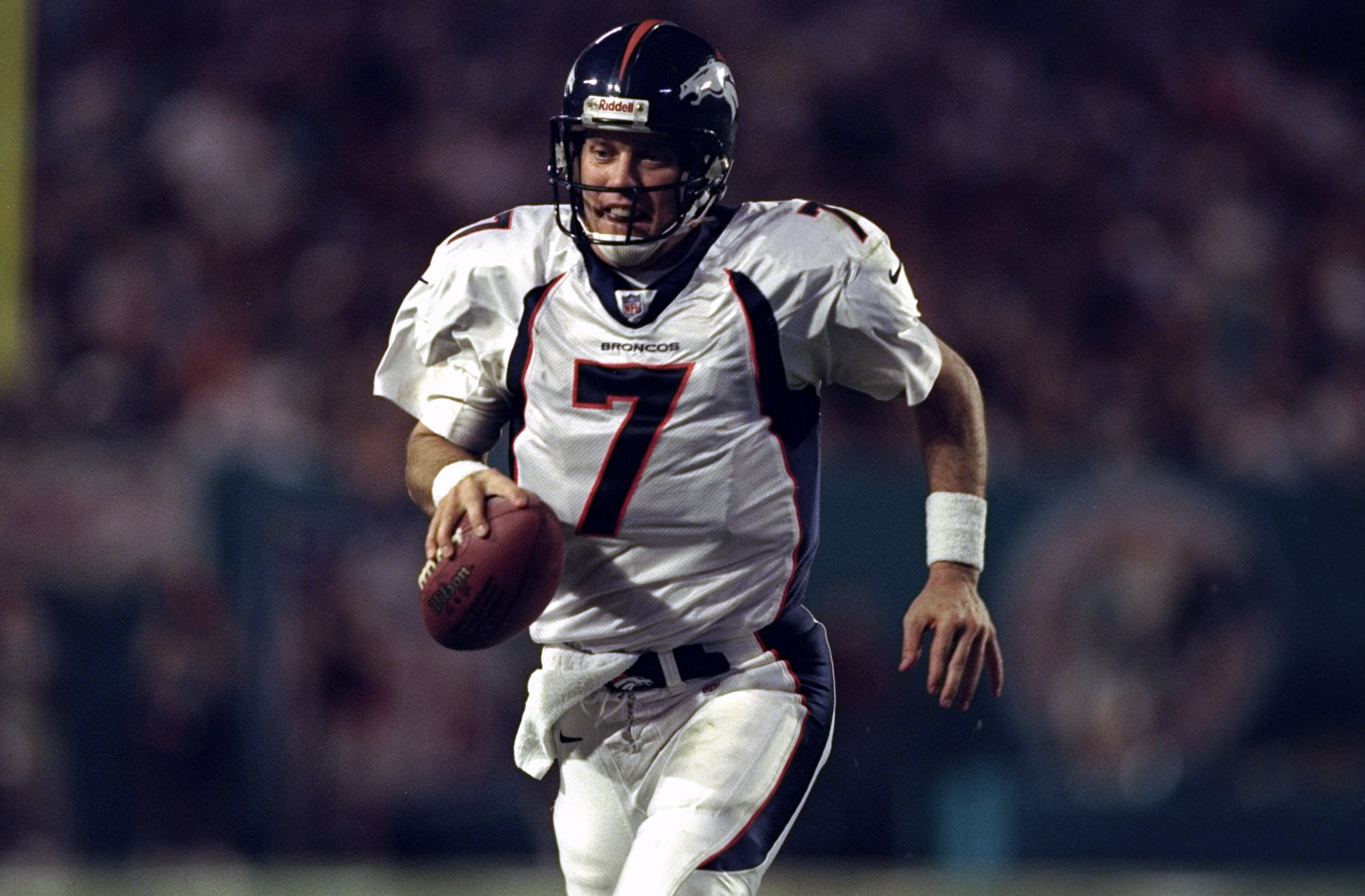 21 Dec 1998:  Quarterback John Elway #7 of the Denver Broncos in action during the game against the Miami Dolphins at Pro Player Stadium in Miami, Florida. The Dolphins defeated the Broncos 31-21. Mandatory Credit: Andy Lyons  /Allsport
