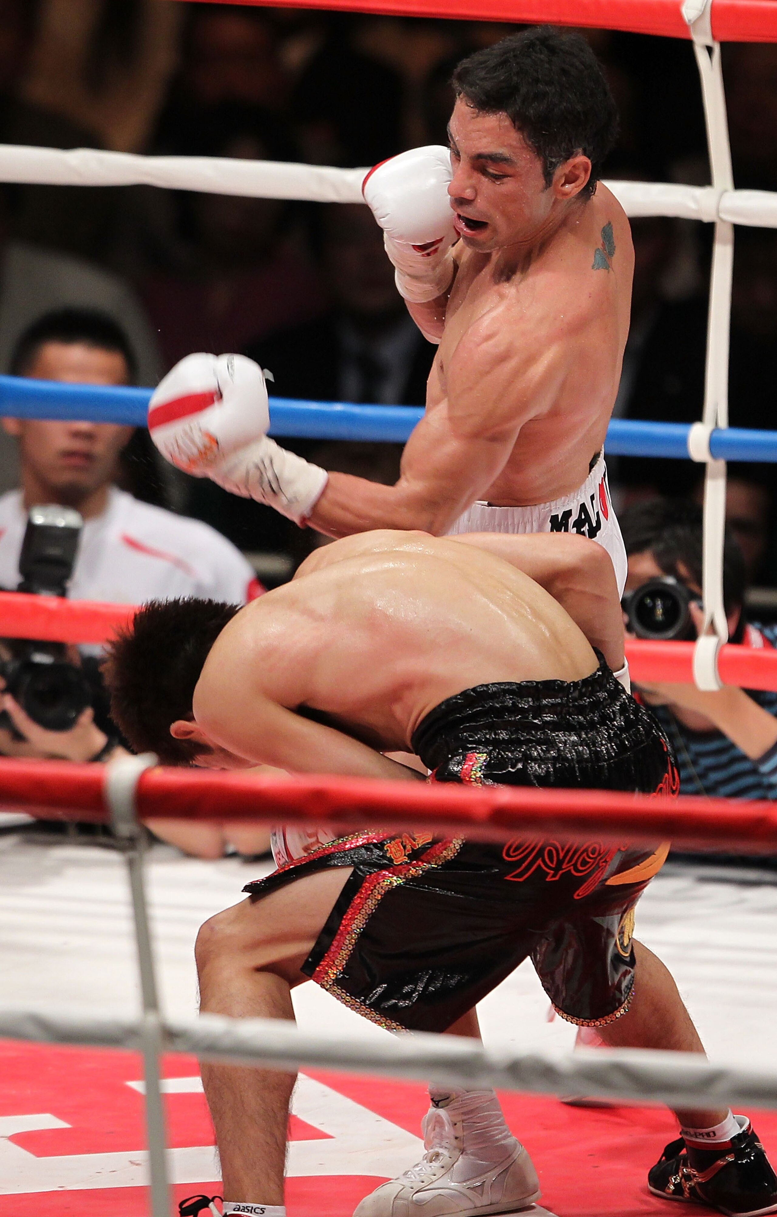 TOKYO - APRIL 30:  Fernando Montiel of Mexico hits his left on Hozumi Hasegawa of Japan during the WBC Bantamweight Title Fight between Hozumi Hasegawa and Fernando Montiel at Nippon Budokan on April 30, 2010 in Tokyo, Japan.  (Photo by Koichi Kamoshida/G