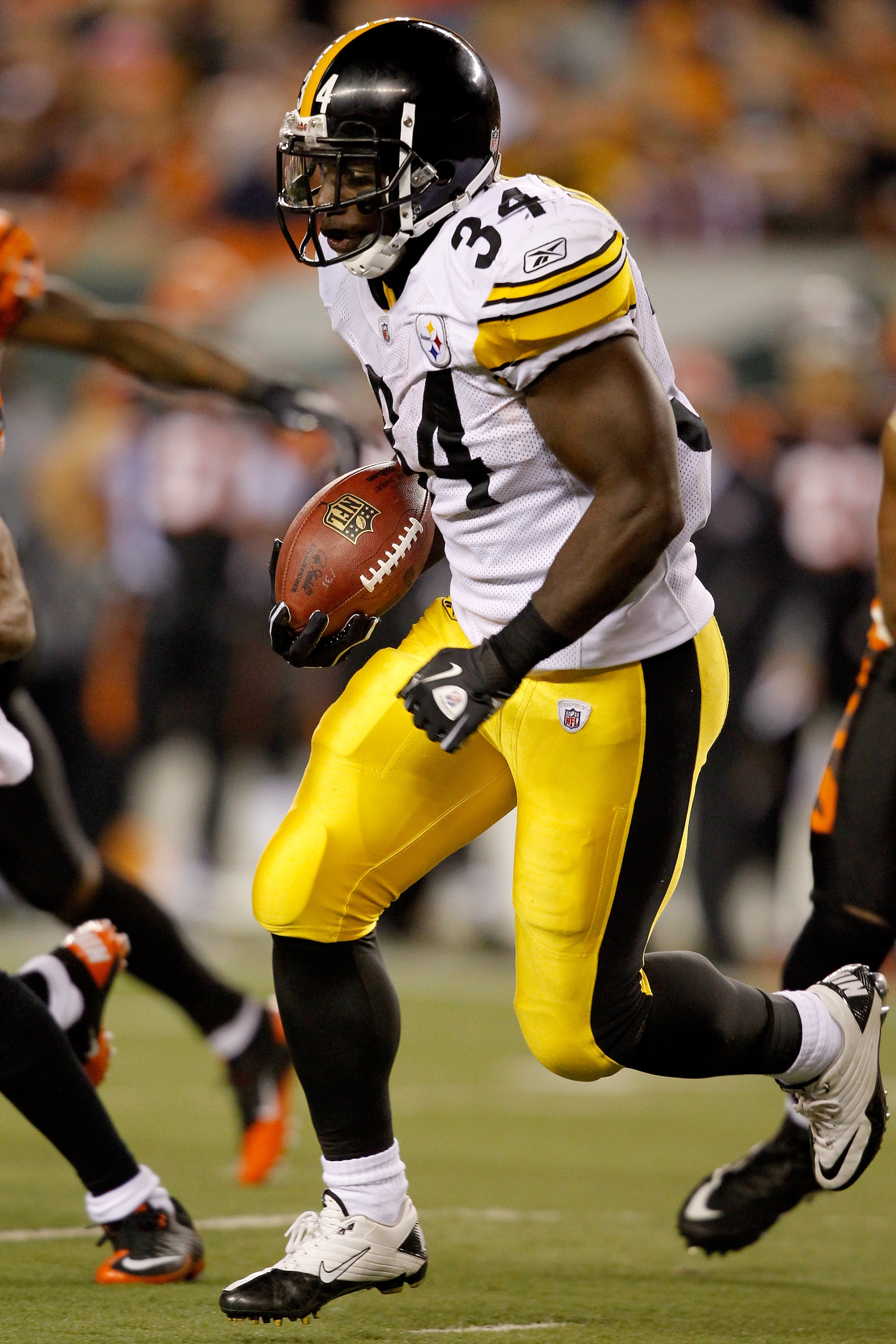 CINCINNATI - NOVEMBER 08: Rashard Mendenhall #34 of the Pittsburgh Steelers carries the ball against the Cincinnati Bengals at Paul Brown Stadium on November 8, 2010 in Cincinnati, Ohio. The Steelers defeated the Bengals 27-21. (Photo by Matthew Stockma CINCINNATI - NOVEMBER 08: Rashard Mendenhall #34 of the Pittsburgh Steelers carries the ball against the Cincinnati Bengals at Paul Brown Stadium on November 8, 2010 in Cincinnati, Ohio. The Steelers defeated the Bengals 27-21. (Photo by Matthew Stockma