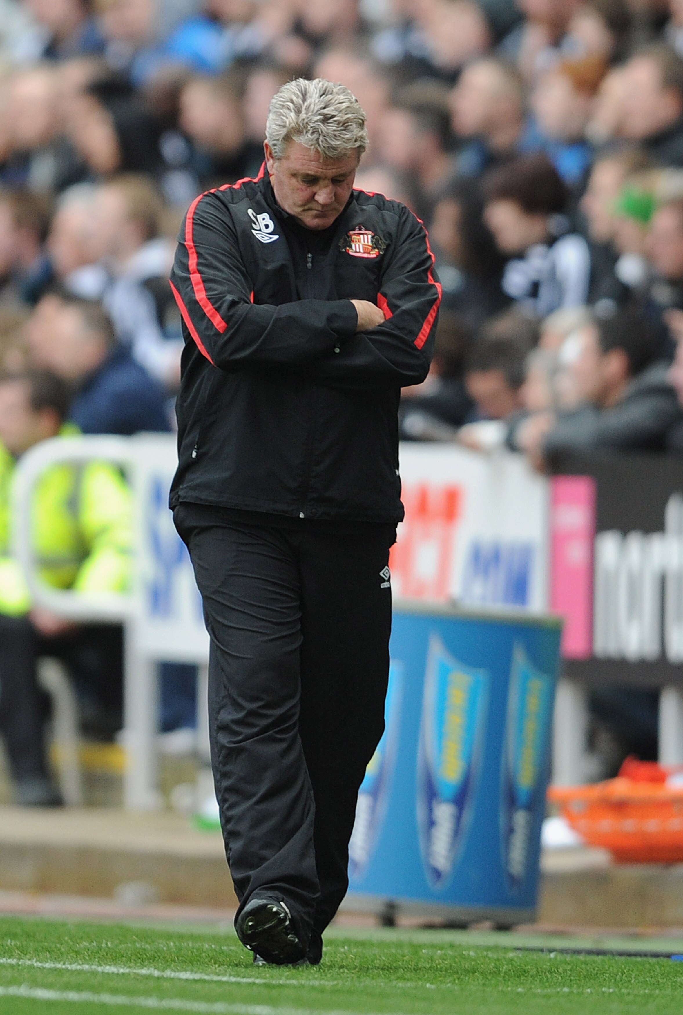 NEWCASTLE UPON TYNE, ENGLAND - OCTOBER 31: Sunderland manager Steve Bruce looks dejected during the Barclays Premier League match between Newcastle United and Sunderland at St James' Park on October 31, 2010 in Newcastle upon Tyne, England. (Photo by Mi NEWCASTLE UPON TYNE, ENGLAND - OCTOBER 31: Sunderland manager Steve Bruce looks dejected during the Barclays Premier League match between Newcastle United and Sunderland at St James' Park on October 31, 2010 in Newcastle upon Tyne, England. (Photo by Mi