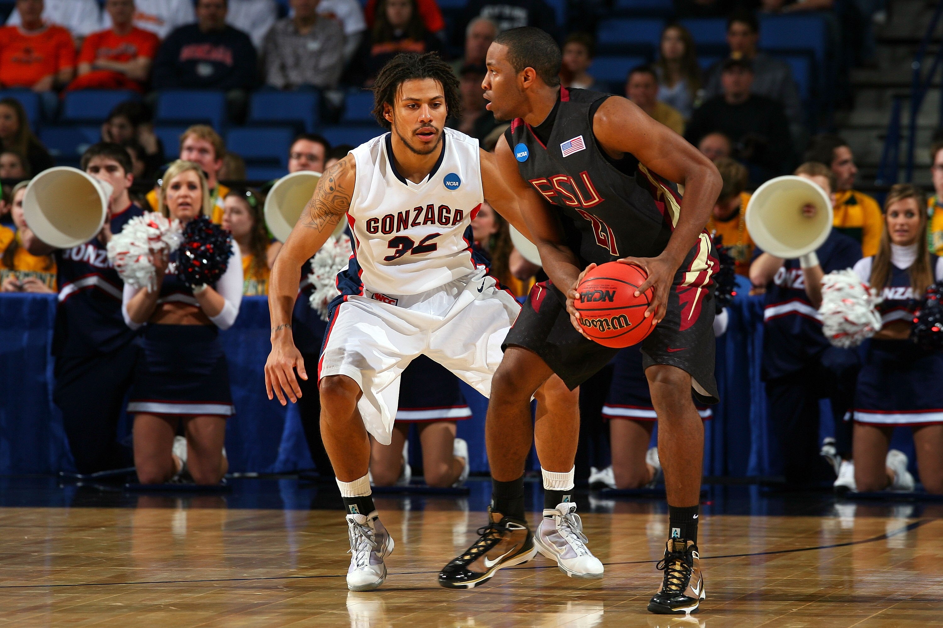 BUFFALO, NY - MARCH 19:  Steven Gray #32 of the Gonzaga Bulldogs defends against Michael Snaer #21 of the Florida State Seminoles during the first round of the 2010 NCAA men's basketball tournament at HSBC Arena on March 19, 2010 in Buffalo, New York.  (P