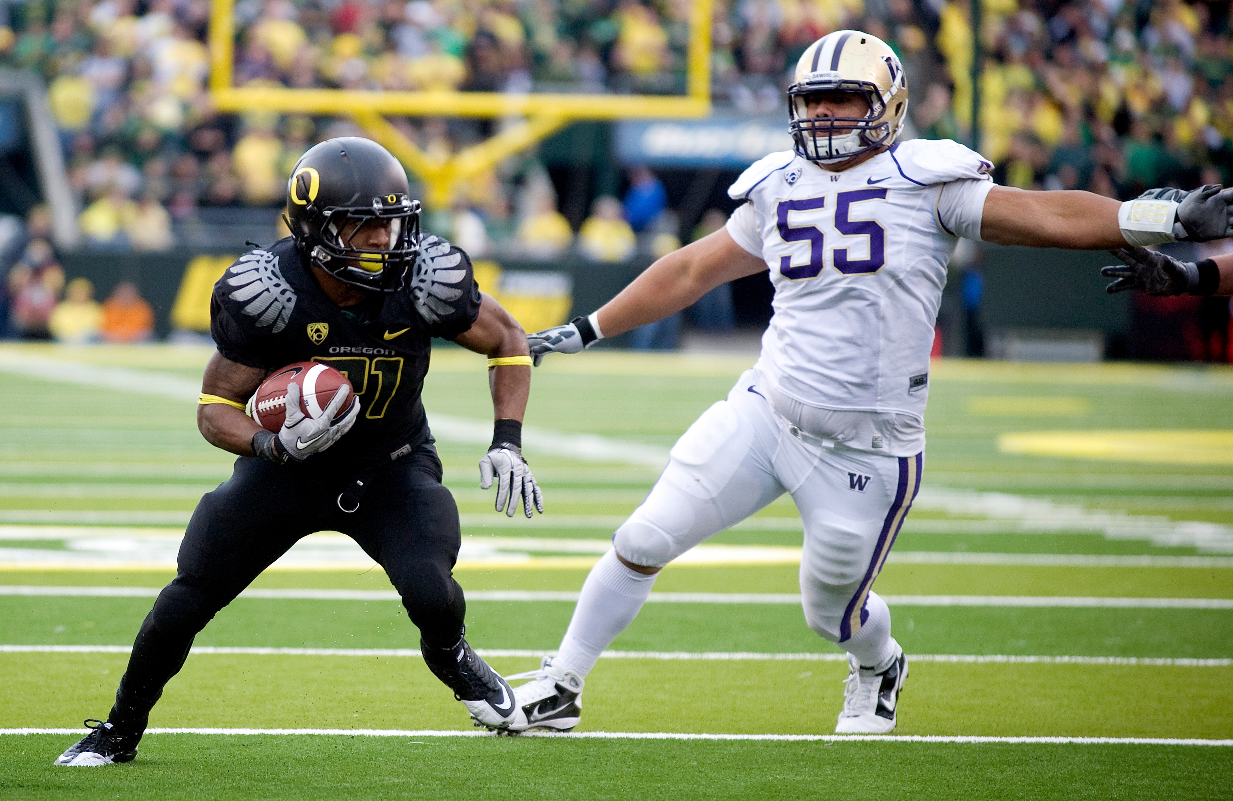 EUGENE, OR - NOVEMBER 6: Running back LaMichael James #21 of the Oregon Ducks runs with the ball as defensive tackle Sione Potoa'e #55 of the Washington Huskies closes in during the third quarter of the game at Autzen Stadium on November 6, 2010 in Eugene