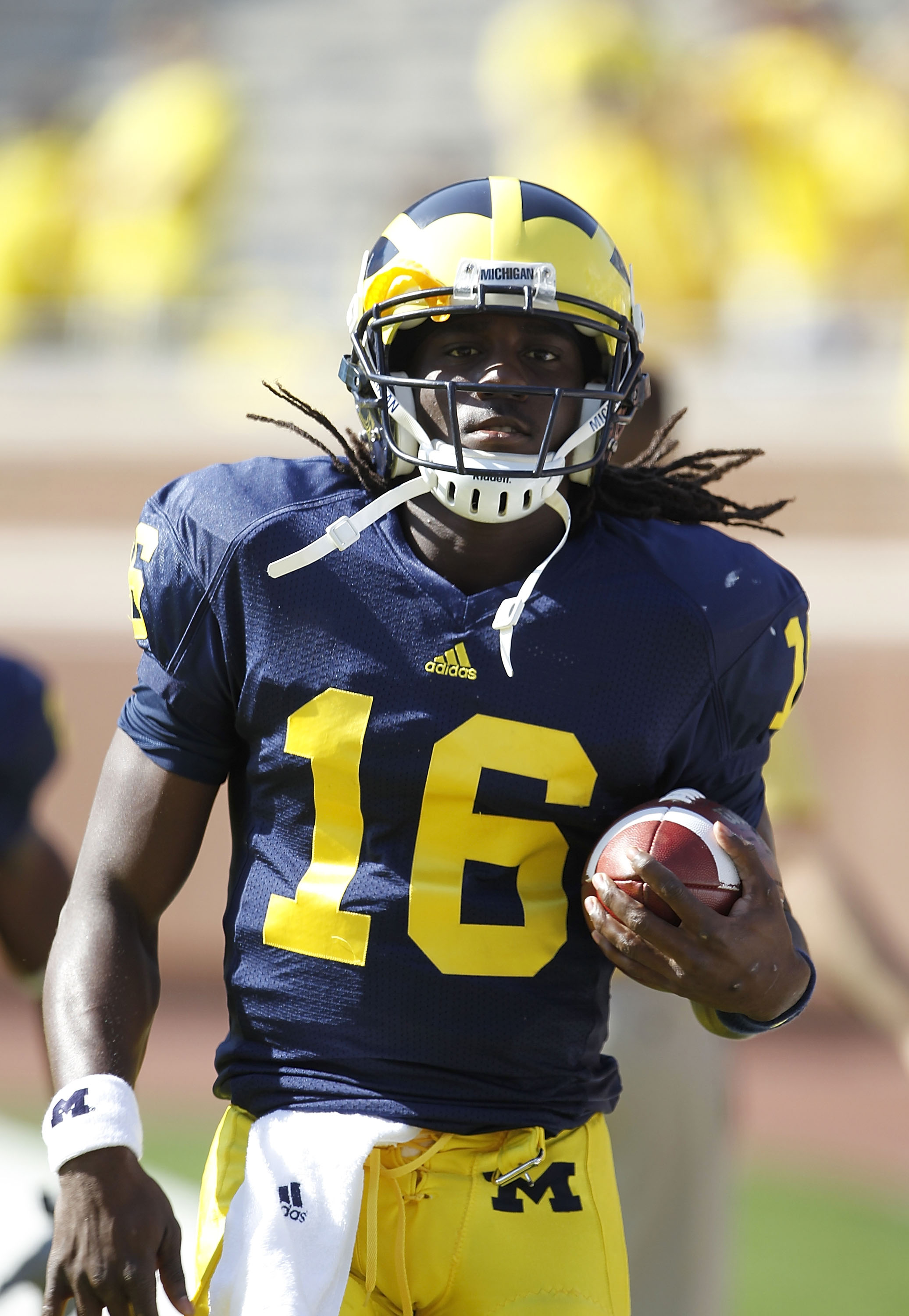 ANN ARBOR, MI - OCTOBER 09:  Denard Robinson #16 of the Michigan Wolverines warms up prior to the start of the game against the Michigan State Spartans on October 9, 2010 at Michigan Stadium in Ann Arbor, Michigan. The Michigan State Spartans defeated the