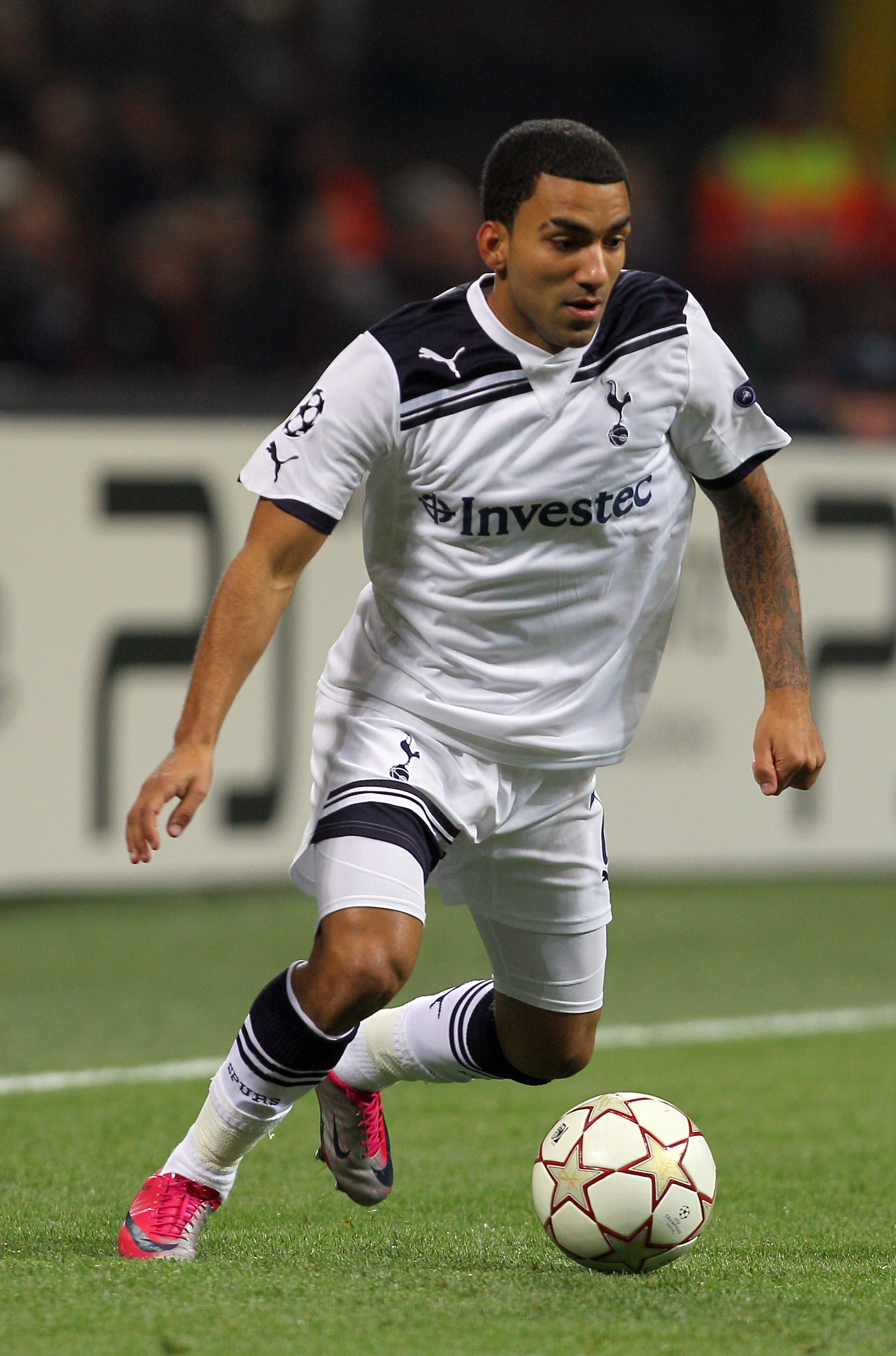 MILAN, ITALY - OCTOBER 20:  Aaron Lennon of Tottenham Hotspur in action during the UEFA Champions League Group A match between FC Internazionale Milano and Tottenham Hotspur at the Stadio Giuseppe Meazza on October 20, 2010 in Milan, Italy.  (Photo by Cli