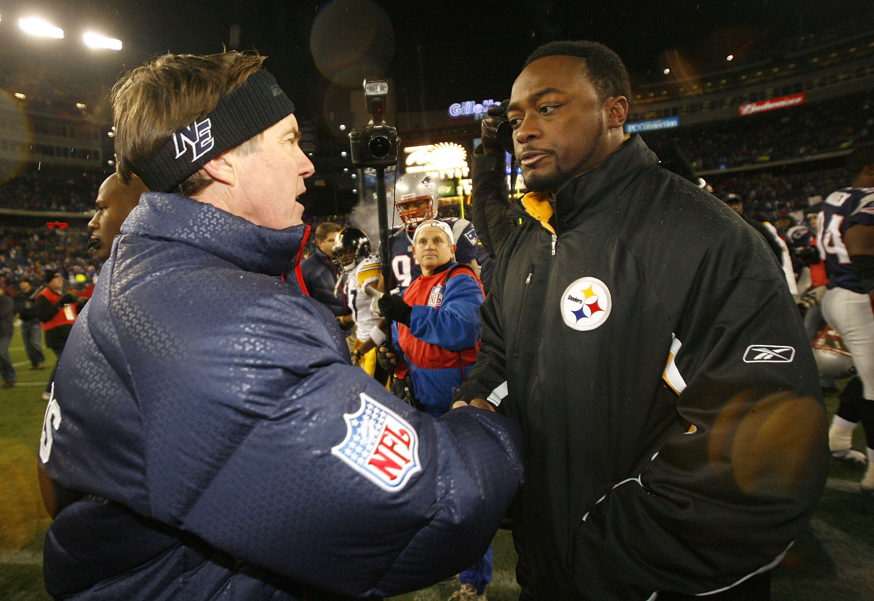 FOXBORO, MA - DECEMBER 9:  Coach Bill Belichick of the New England Patriots shakes hands with Coach Mike Tomlin of the Pittsburgh Steelers at Gillette Stadium December 9, 2007 in Foxboro, Massachusetts. The Patriots won 34-13.  (Photo by Jim Rogash/Getty