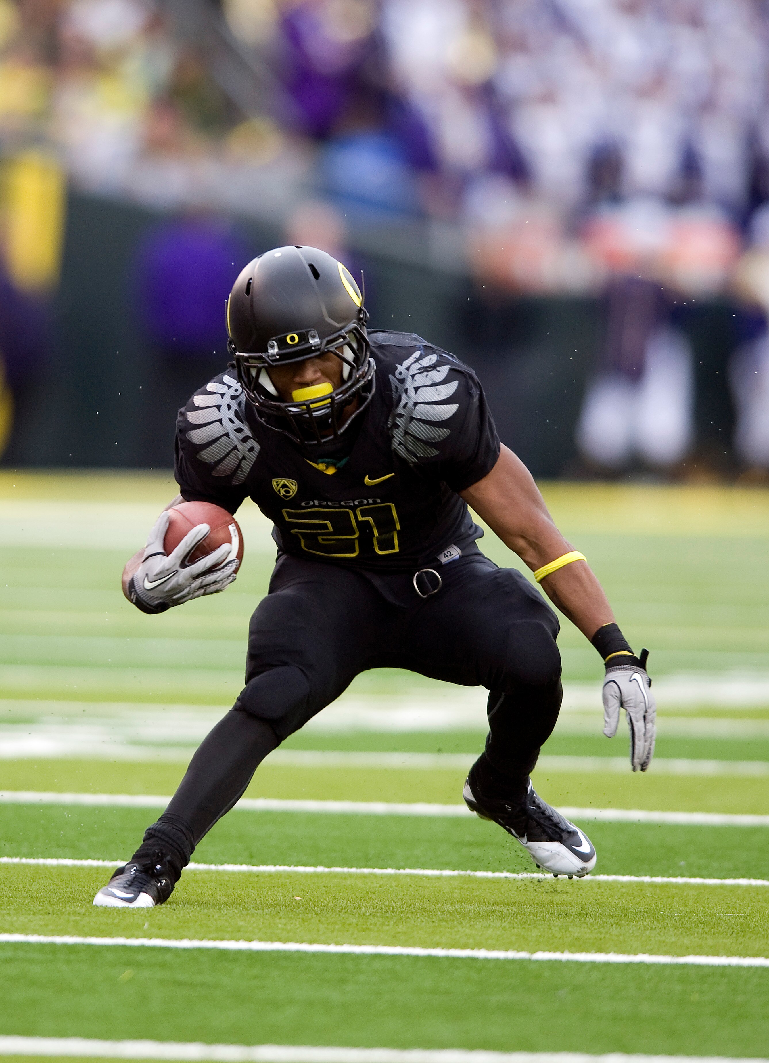 EUGENE, OR - NOVEMBER 06: Running back LaMichael James #21 of the Oregon Ducks runs with the ball in the third quarter of the game against the Washington Huskies at Autzen Stadium on November 6, 2010 in Eugene, Oregon. The Ducks won the game 53-16. (Photo