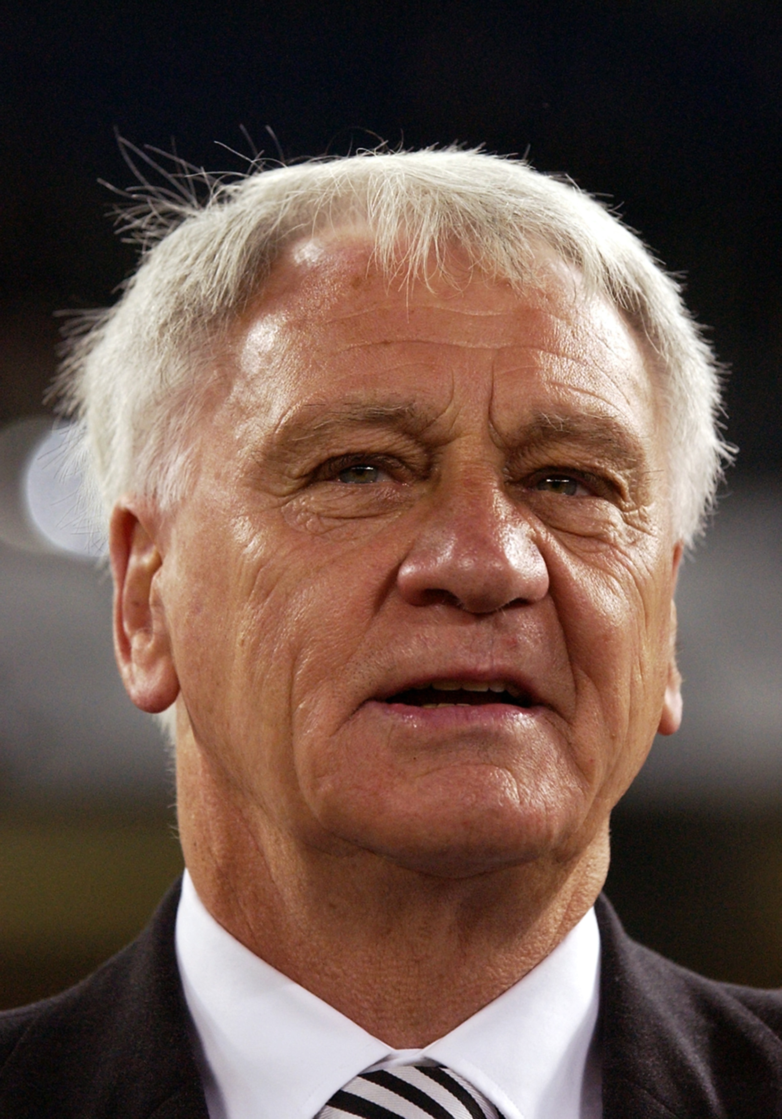 TURIN - OCTOBER 1:  Manager Bobby Robson of Newcastle during the UEFA Champions League, Group E match on October 1, 2002 between Juventus and Newcastle United played at the Stadio Delle Alpi in Turin, Italy. Juventus won the match 2-0. (Photo by Phil Cole