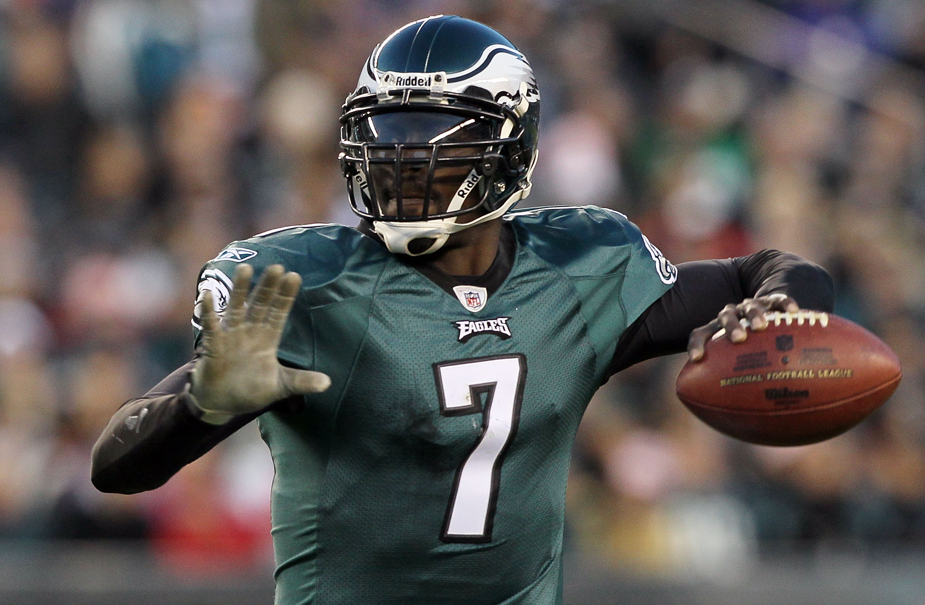 PHILADELPHIA - NOVEMBER 07:  Michael Vick #7 of the Philadelphia Eagles throws a pass against the Indianapolis Colts on November 7, 2010 at Lincoln Financial Field in Philadelphia, Pennsylvania. The Eagles defeated the Colts 26-24.  (Photo by Jim McIsaac/