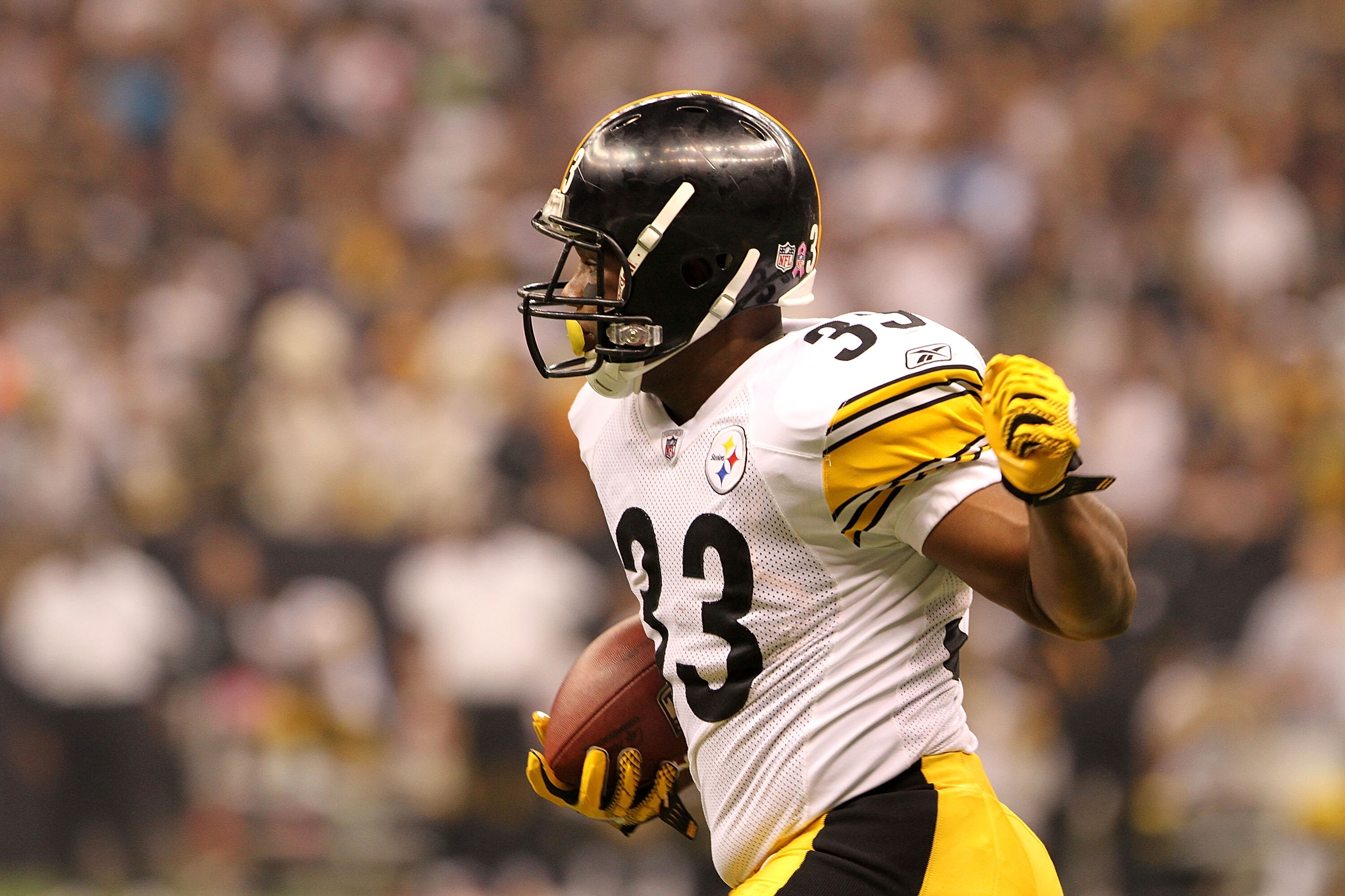 NEW ORLEANS, LA - OCTOBER 31: Isaac Redman #33 of the Pittsburgh Steelers in action during the game against the New Orleans Saints at the Louisiana Superdome on October 31, 2010 in New Orleans, Louisiana. (Photo by Matthew Sharpe/Getty Images)