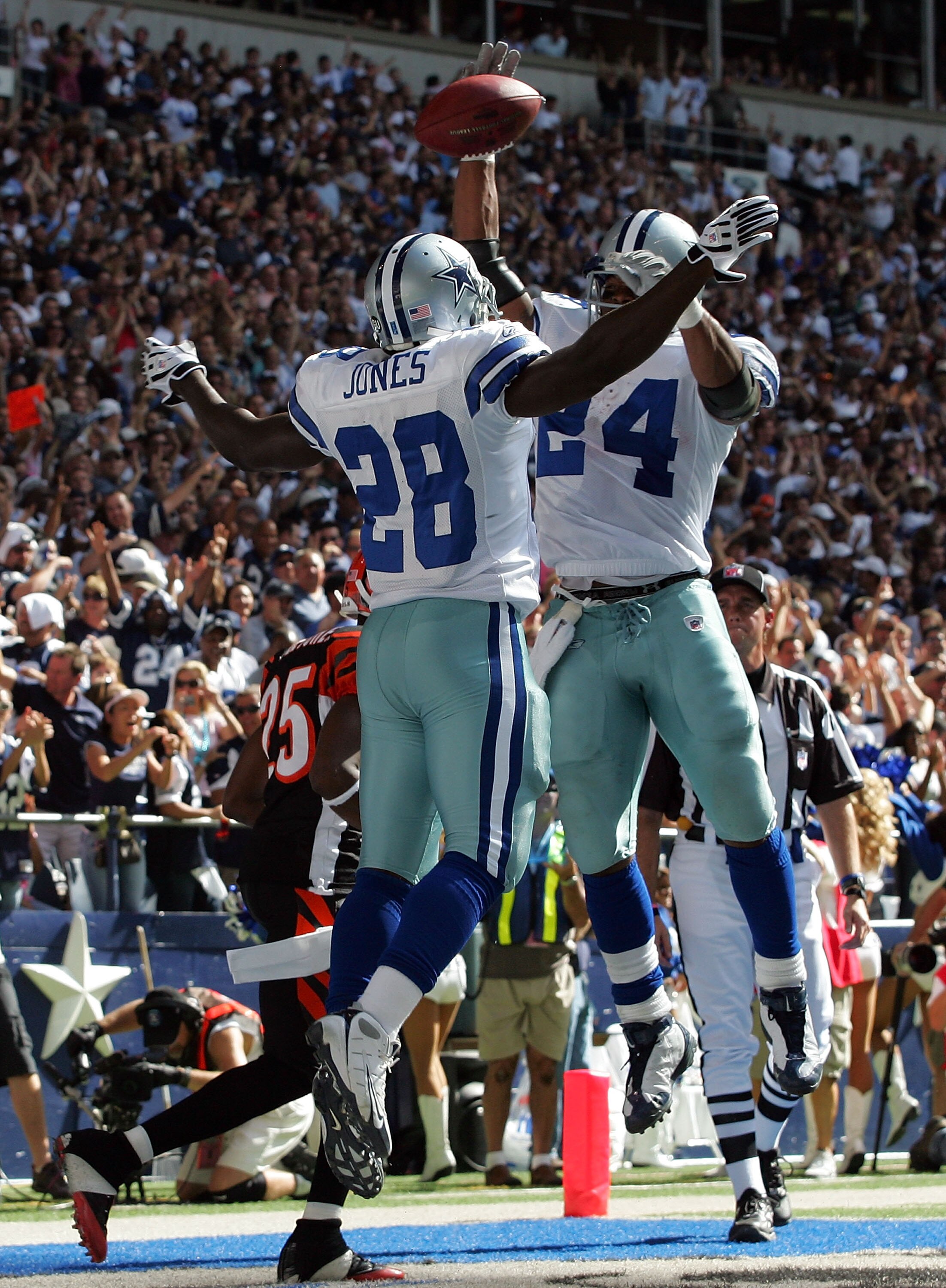 IRVING, TX - OCTOBER 05:  Running back Felix Jones #28 of the Dallas Cowboys celebrates a touchdown with Marion Barber #24 against the Cincinnati Bengals at Texas Stadium on October 5, 2008 in Irving, Texas.  (Photo by Ronald Martinez/Getty Images)